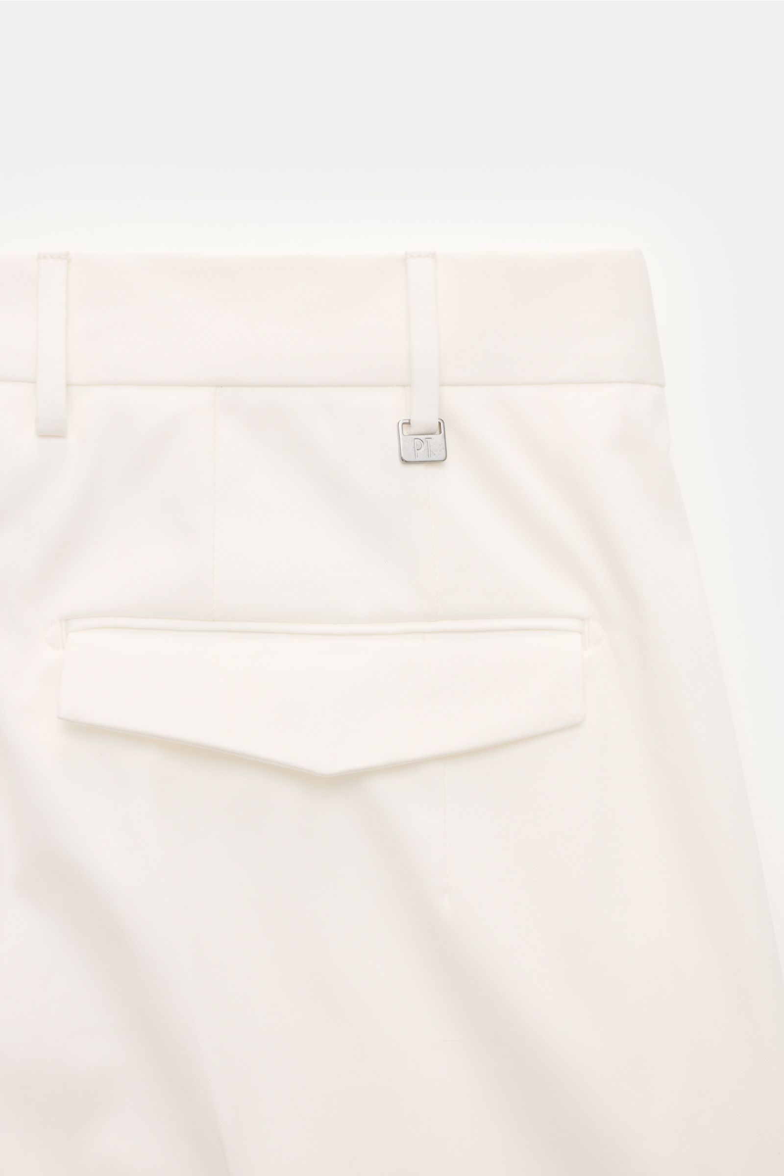 Close-up rear view of PT Torino Chino 'Master Fit' offwhite featuring a back pocket with a concealed button flap and belt loops.

Description: Klassiker von PT TORINO: Die 'Master Fit' Hose ist ein vielfältiger Begleiter, gefertigt aus robustem Baumwoll-T