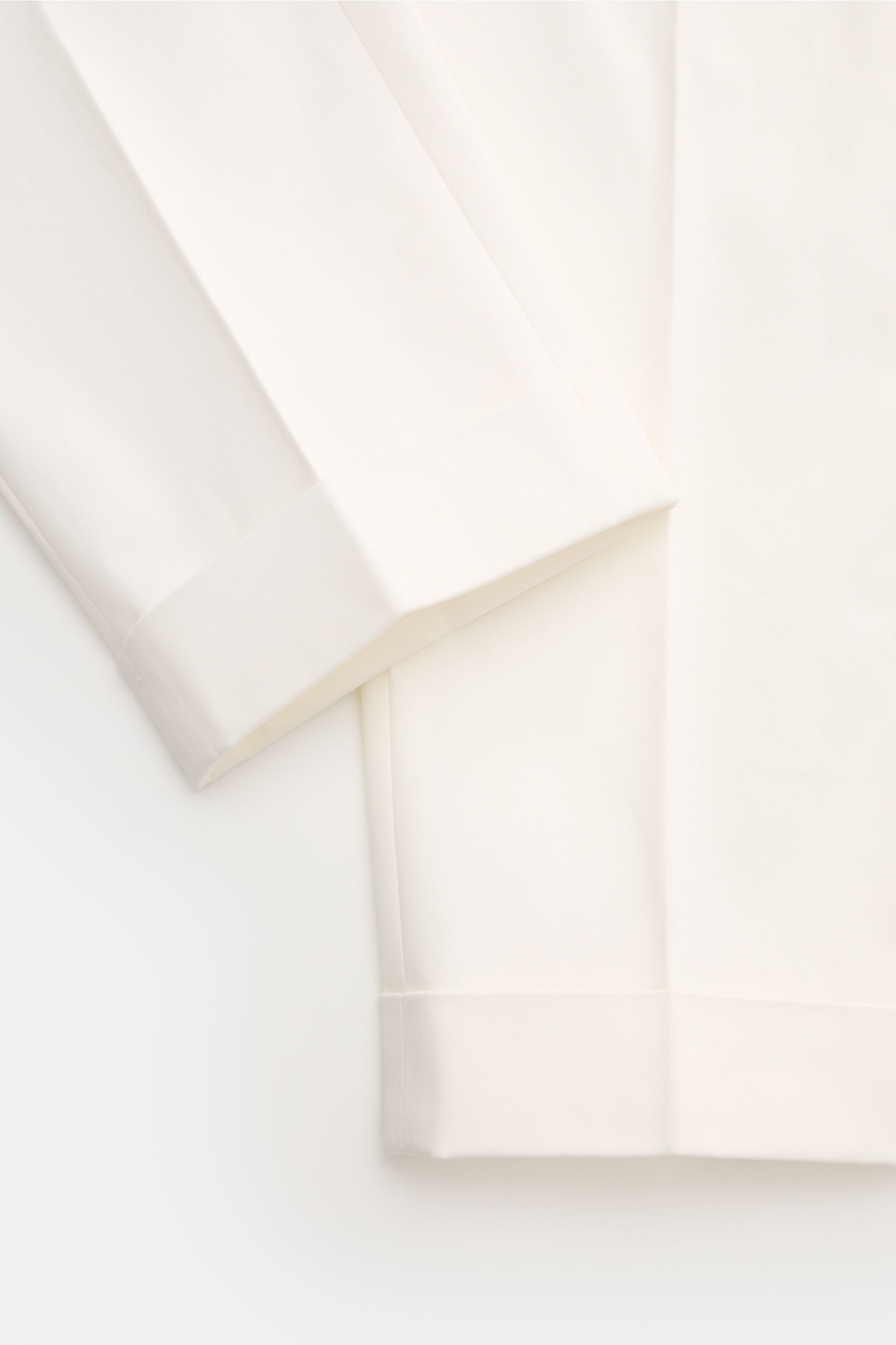 Close-up front view of PT Torino Chino 'Master Fit' offwhite showing cuffed hem and fabric texture in robust cotton twill.

Klassiker von PT TORINO: Die 'Master Fit' Hose ist ein vielfältiger Begleiter, gefertigt aus robustem Baumwoll-Twill in elastisc