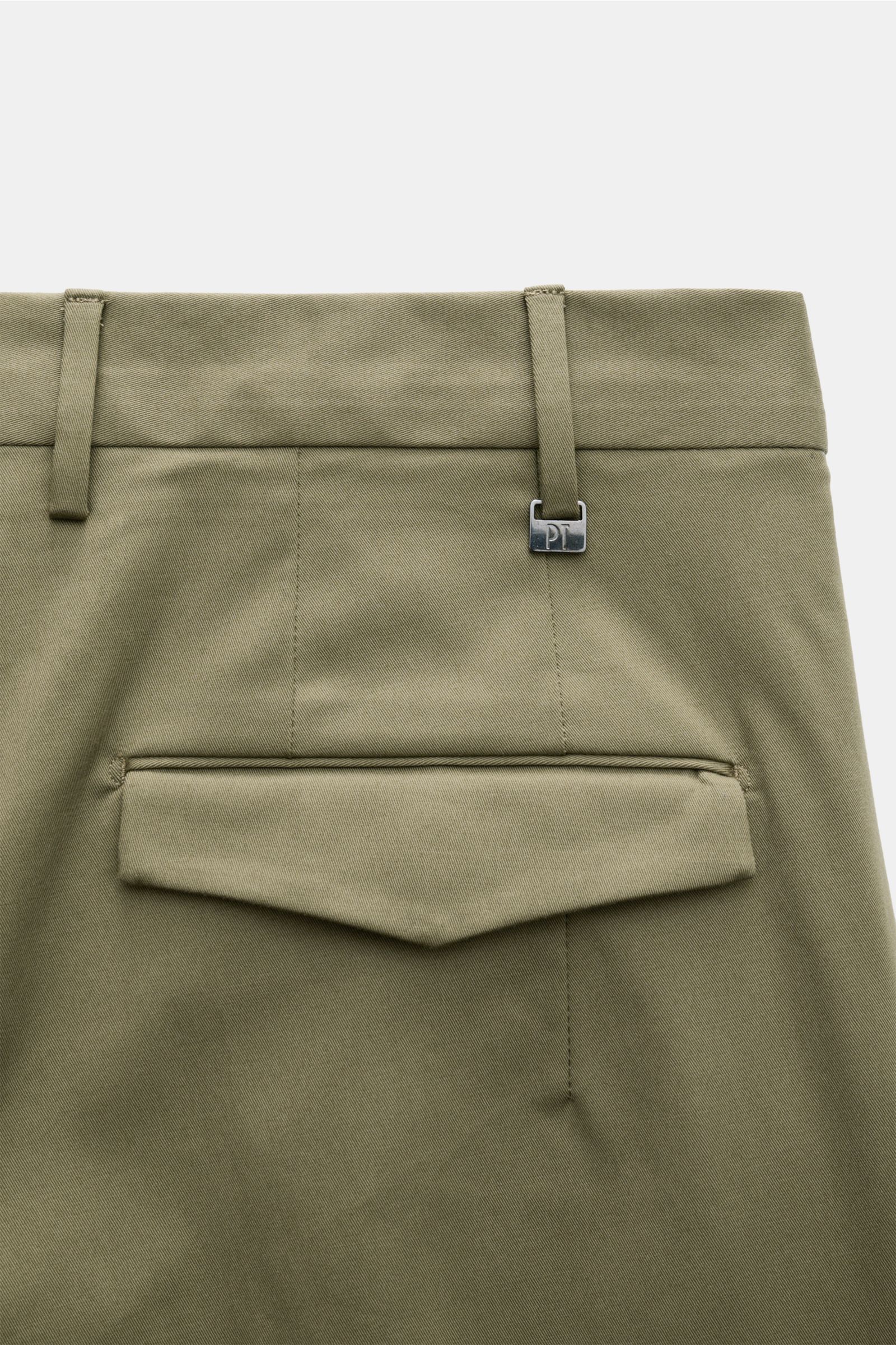 PT Torino Chino 'Master Fit' oliv, Rückansicht, robust aus Baumwoll-Twill, elastisch, mit Bundschlaufen, verdeckter Gesäßtasche und Saumaufschlag.