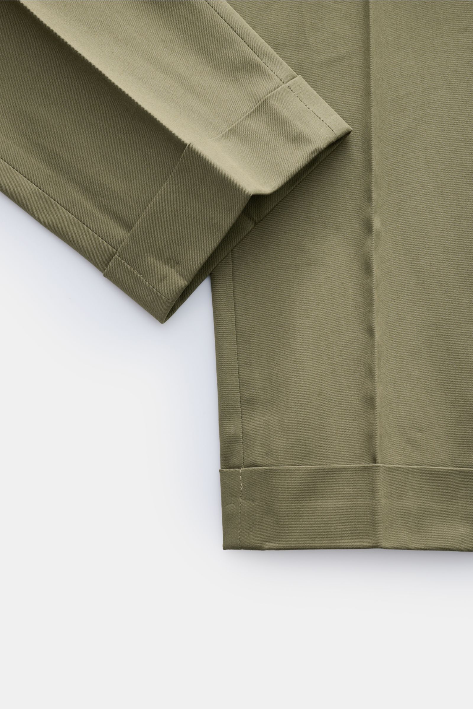 PT Torino Chino 'Master Fit' oliv im Close-up von Saum und Bein mit fixiertem Saumaufschlag aus elastischem Baumwoll-Twill.