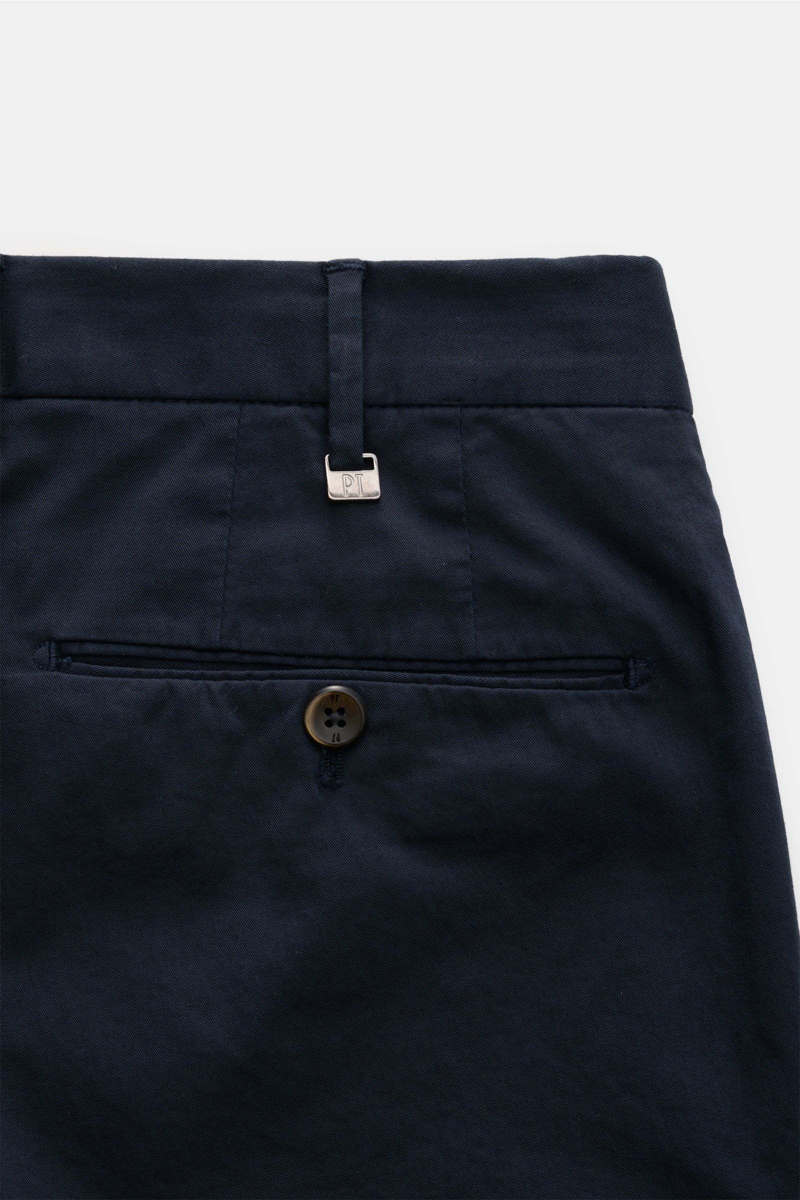 PT Torino Chino 'Slim Fit' navy, Rückansicht, Baumwolltwill mit leichtem Stretch, schmal zulaufend, paspelierte Gesäßtaschen mit Knopf.