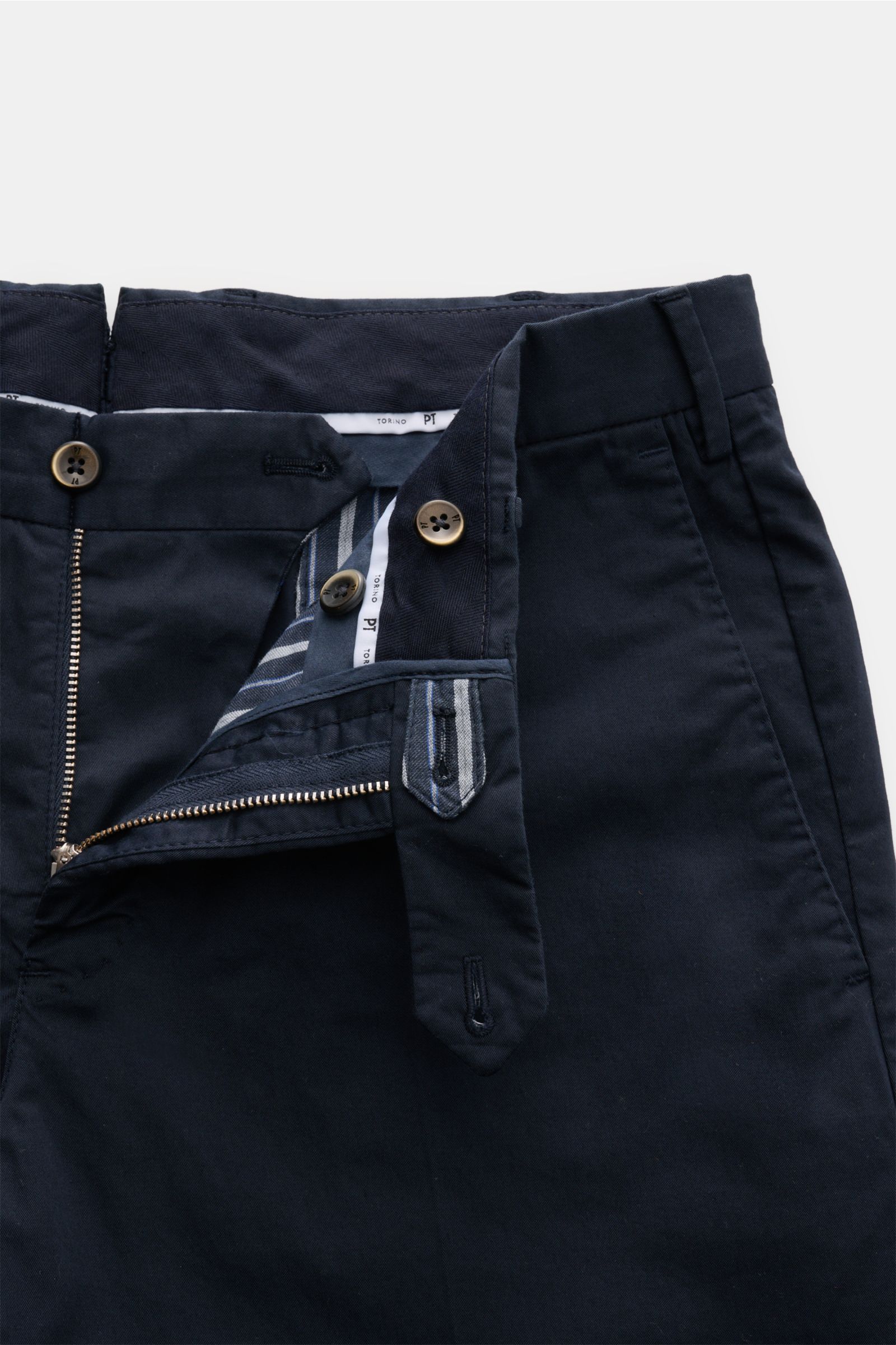 PT Torino Chino 'Slim Fit' navy aus Baumwolltwill mit leichtem Stretch, schmal zulaufend, Reißverschluss, Bundknöpfen, französischen Taschen, Uhrentasche, paspelierte Gesäßtaschen; Detailansicht von vorne offen.