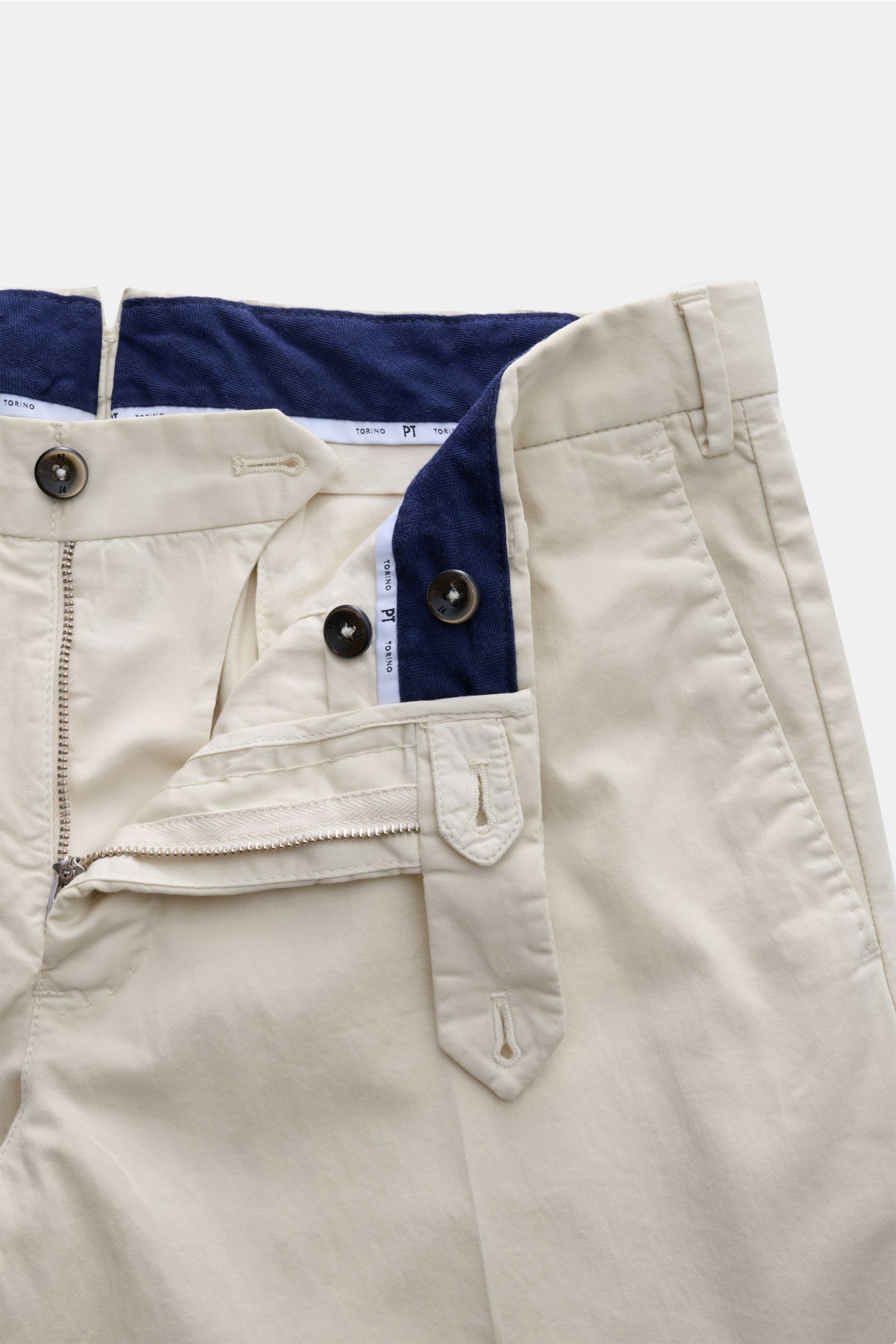 PT Torino Chino 'Slim Fit' beige in Nahaufnahme von oben, Baumwolltwill mit leichtem Stretch, Reißverschluss, Bundknöpfen, französischen Taschen.