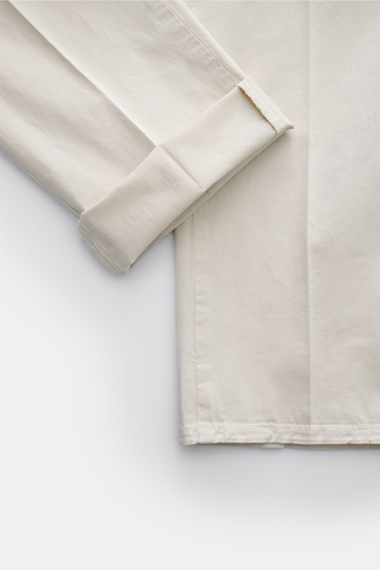 PT Torino Chino 'Slim Fit' beige aus Baumwolltwill mit leichtem Stretch, schmal zulaufend, Detailaufnahme von Bein und Saum in seitlicher Perspektive.