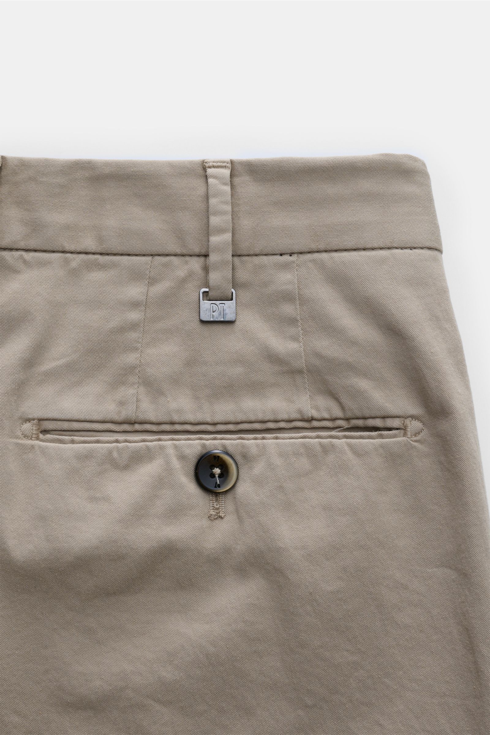 PT Torino Chino 'Slim Fit' taupe, Detailaufnahme von hinten, Baumwolltwill mit leichtem Stretch, paspelierte Gesäßtasche mit Knopf, schmal zulaufend, weicher Griff.