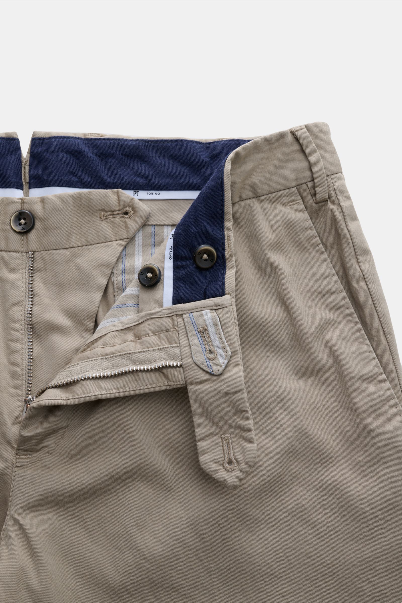 PT Torino Chino 'Slim Fit' taupe aus Baumwolltwill mit leichtem Stretch, Reißverschluss, Bundknöpfen, französischen Taschen, Uhrentasche, Detailaufnahme von oben.