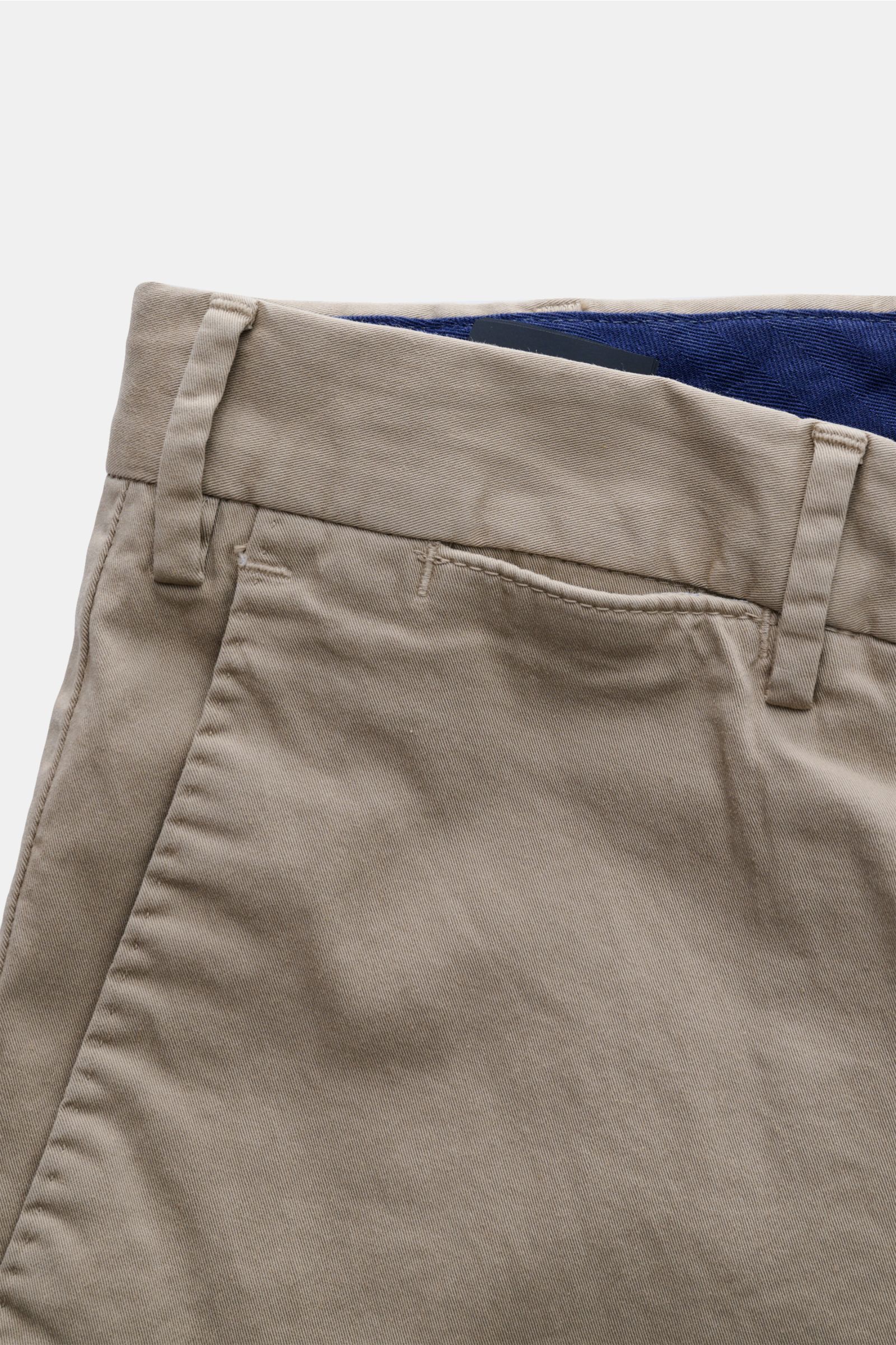 PT Torino Chino 'Slim Fit' taupe aus Baumwolltwill mit leichtem Stretch, schmal zulaufend, französische Taschen, Reißverschluss, Bundknöpfe, Detailaufnahme von oben.