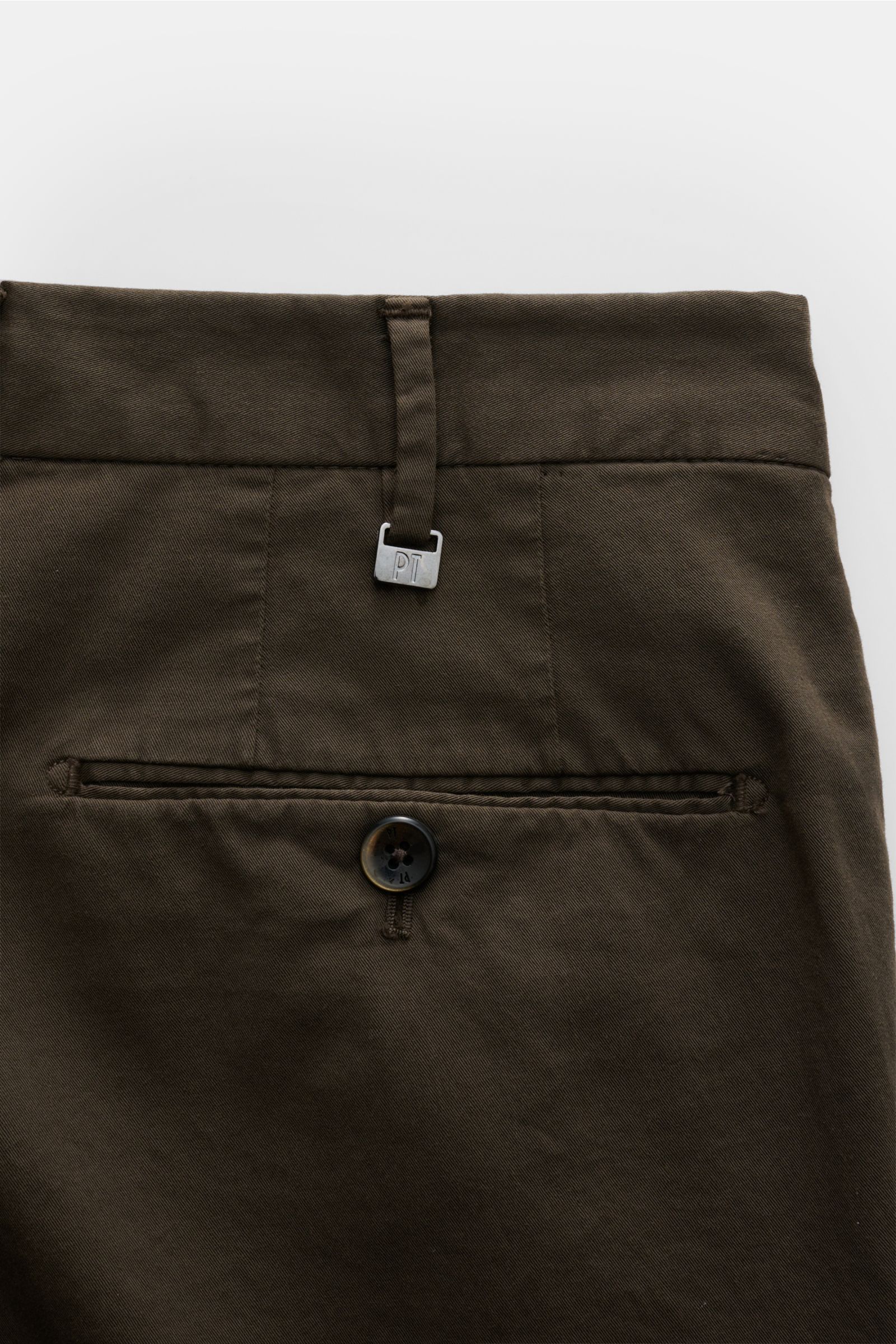 PT Torino Chino 'Slim Fit' dunkelbraun aus Baumwolltwill mit leichtem Stretch, schmal zulaufend, Knopf- und paspelierte Gesäßtasche, Detail nah.