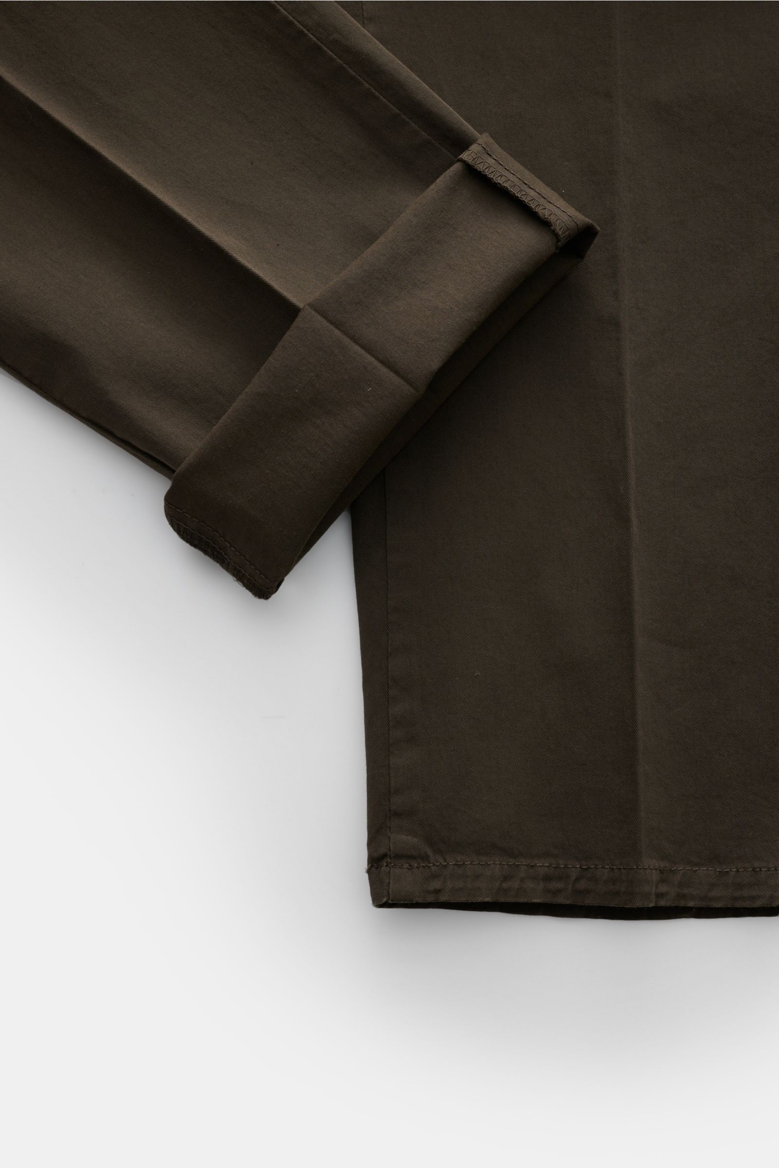 PT Torino Chino 'Slim Fit' dunkelbraun aus Baumwolltwill mit leichtem Stretch, weichem Griff, schmal zulaufendem Bein, Detailansicht Saum und Beinöffnung.