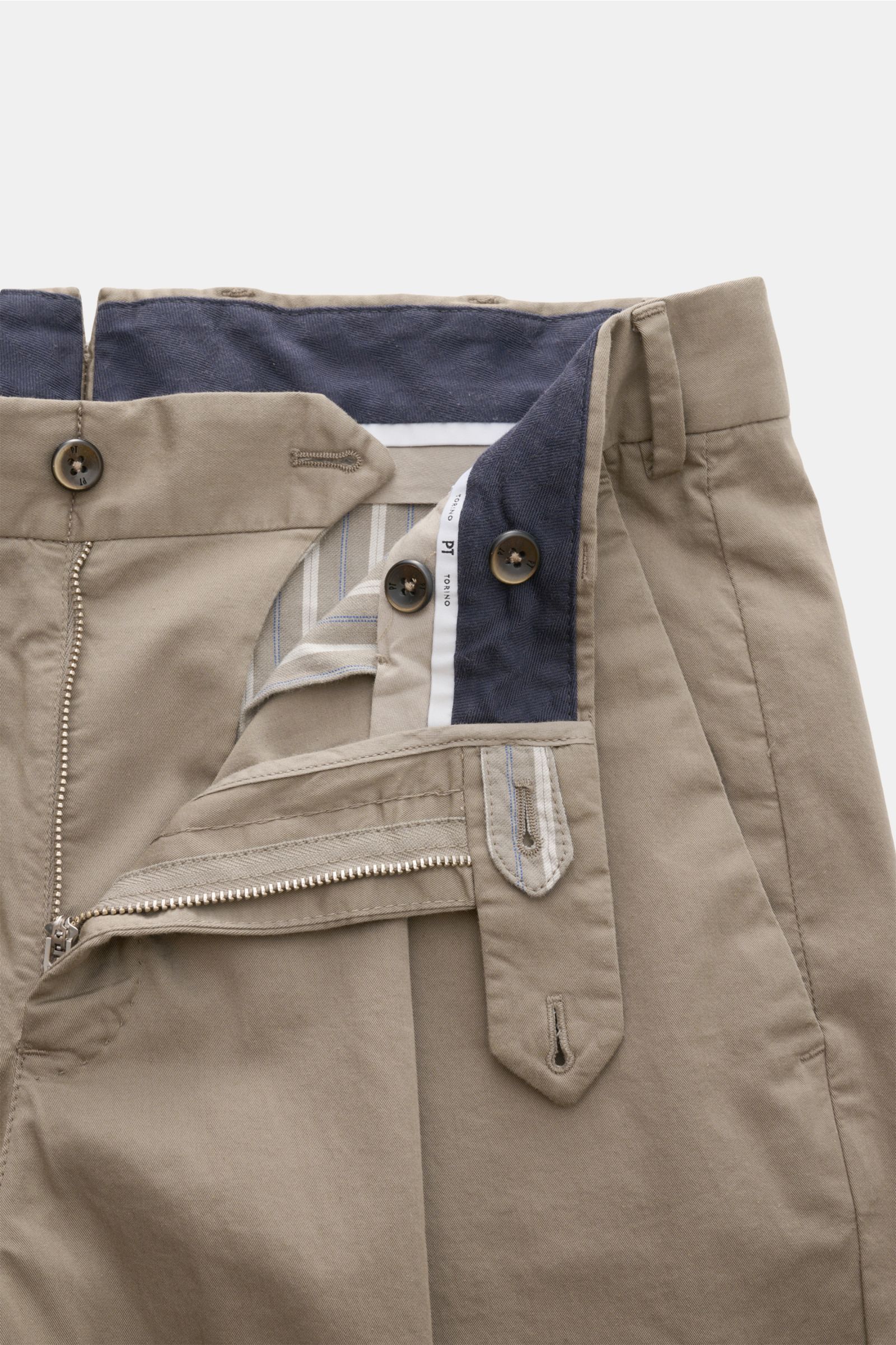 Close-up front view of PT Torino Chinos 'Union Fit' grey-brown showing zip, waist buttons, and inner cotton twill lining with slight stretch for comfort.

For these chinos, PT TORINO has chosen classic cotton twill in fine fabric enhanced with slight s