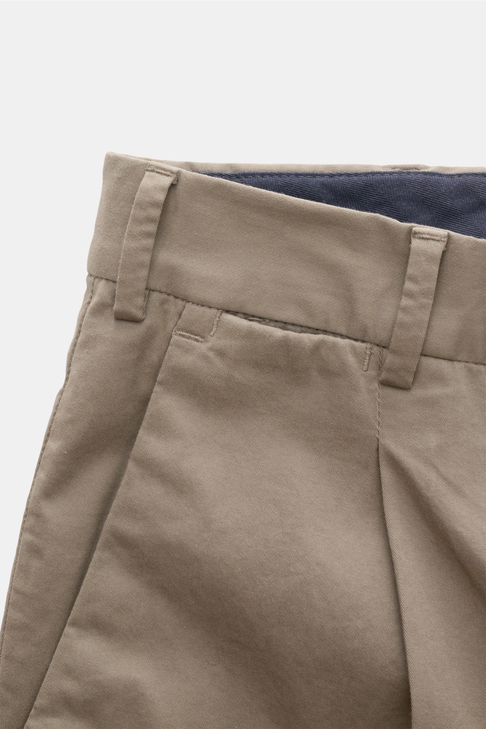 Close-up front view of PT Torino Chinos 'Union Fit' grey-brown showcasing cotton twill fabric, single pleat, and belt loops.

Description: For these chinos, PT TORINO has chosen classic cotton twill in fine fabric enhanced with slight stretch content f