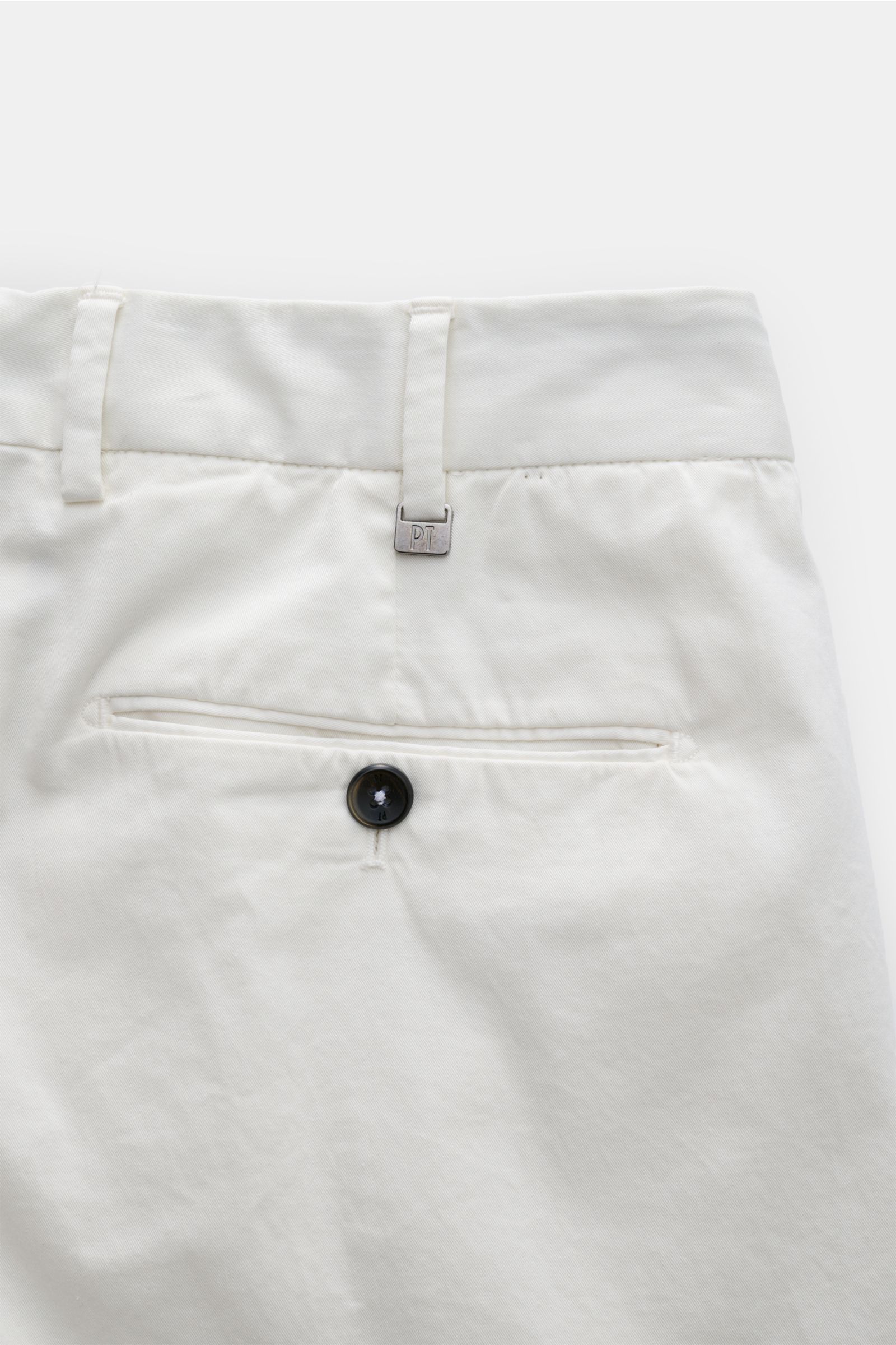PT Torino Chino 'Union Fit' creme aus Baumwolltwill mit leichtem Stretch, einfacher Bundfalte, Knopf-Gesäßtasche, Rückansicht nah.