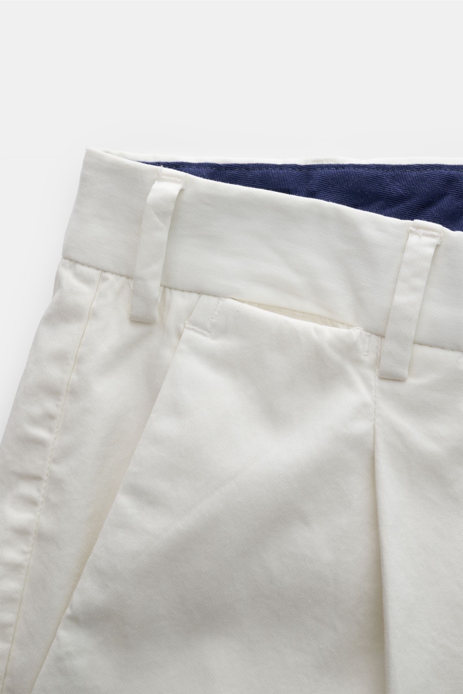 PT Torino Chino 'Union Fit' creme, Nahaufnahme von Bund und Tasche, Baumwolltwill mit leichtem Stretch, einfache Bundfalte, Reißverschluss.