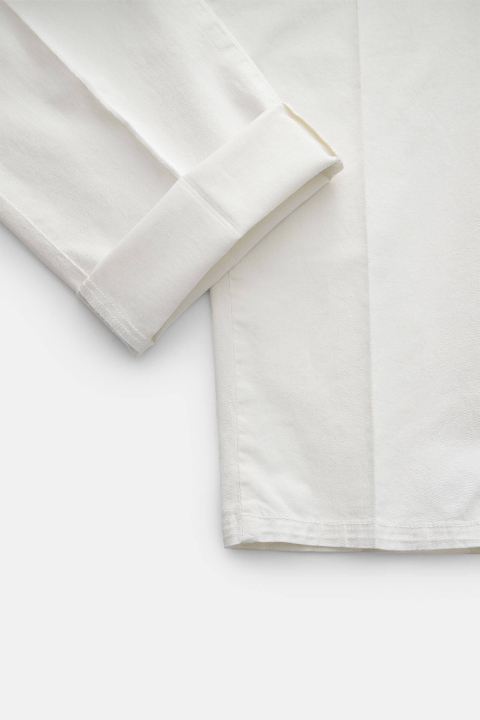 PT Torino Chino 'Union Fit' creme im Detail von oben fotografiert, aus Baumwolltwill mit leichtem Stretch und Bundfalte.