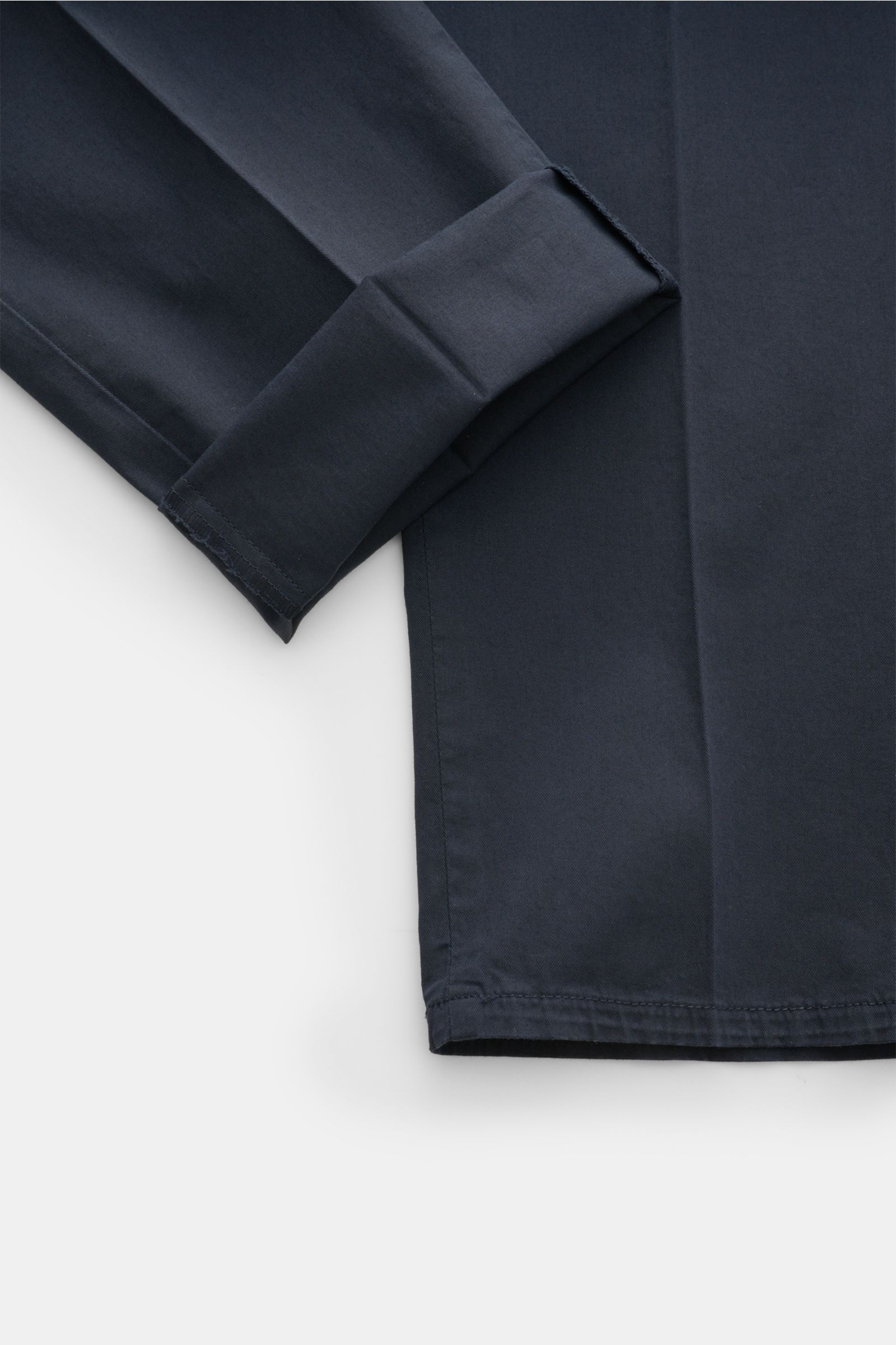 Close-up front view of PT Torino Chinos 'Union Fit' navy cotton twill fabric with slight stretch, showing folded cuff and tapered cut.

For these chinos, PT TORINO has chosen classic cotton twill in fine fabric enhanced with slight stretch content for 