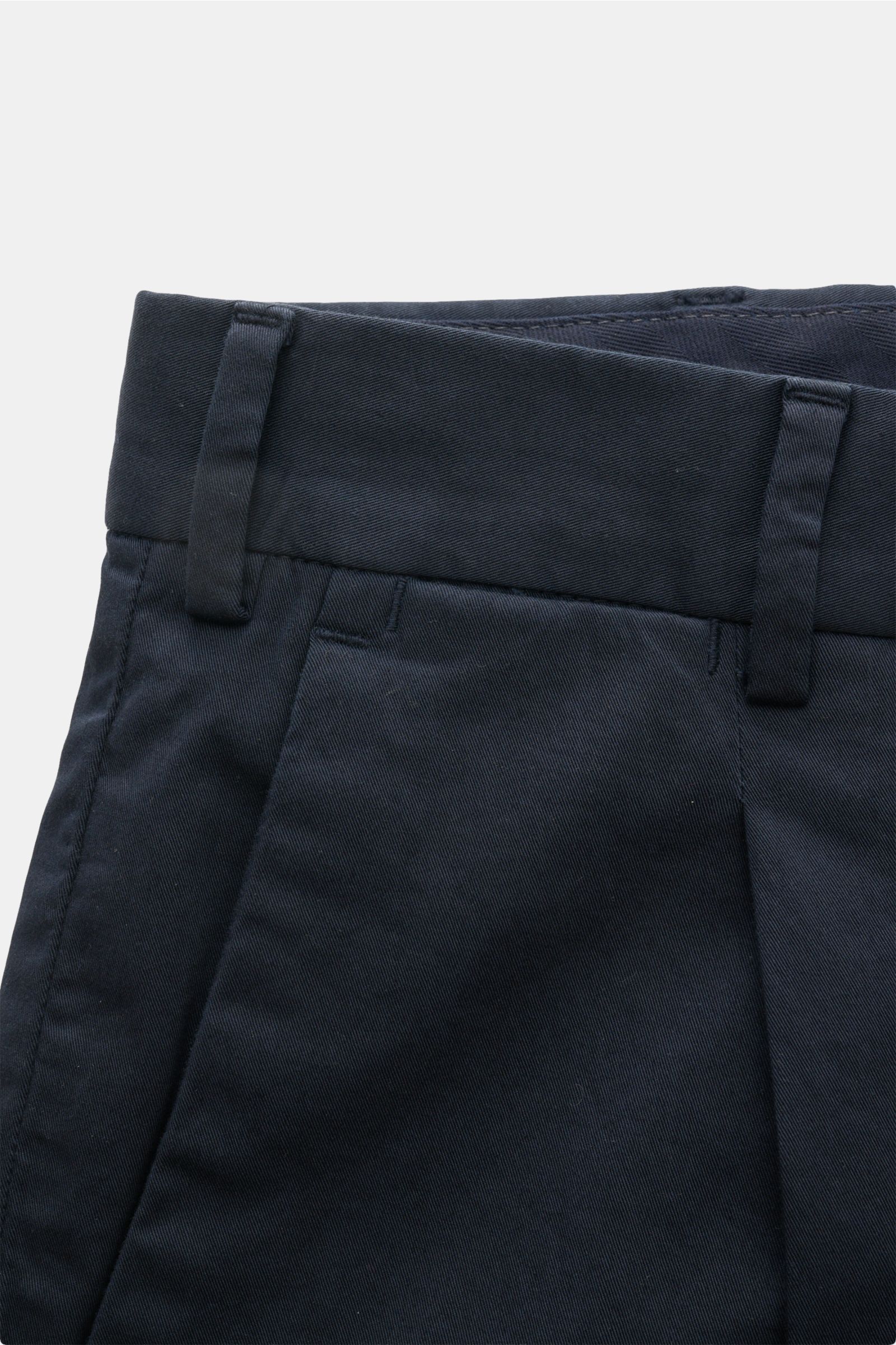Close-up front view of PT Torino Chinos 'Union Fit' navy, made of classic cotton twill with slight stretch, featuring simple pleats and belt loops. For these chinos, PT TORINO has chosen classic cotton twill in fine fabric enhanced with slight stretch con