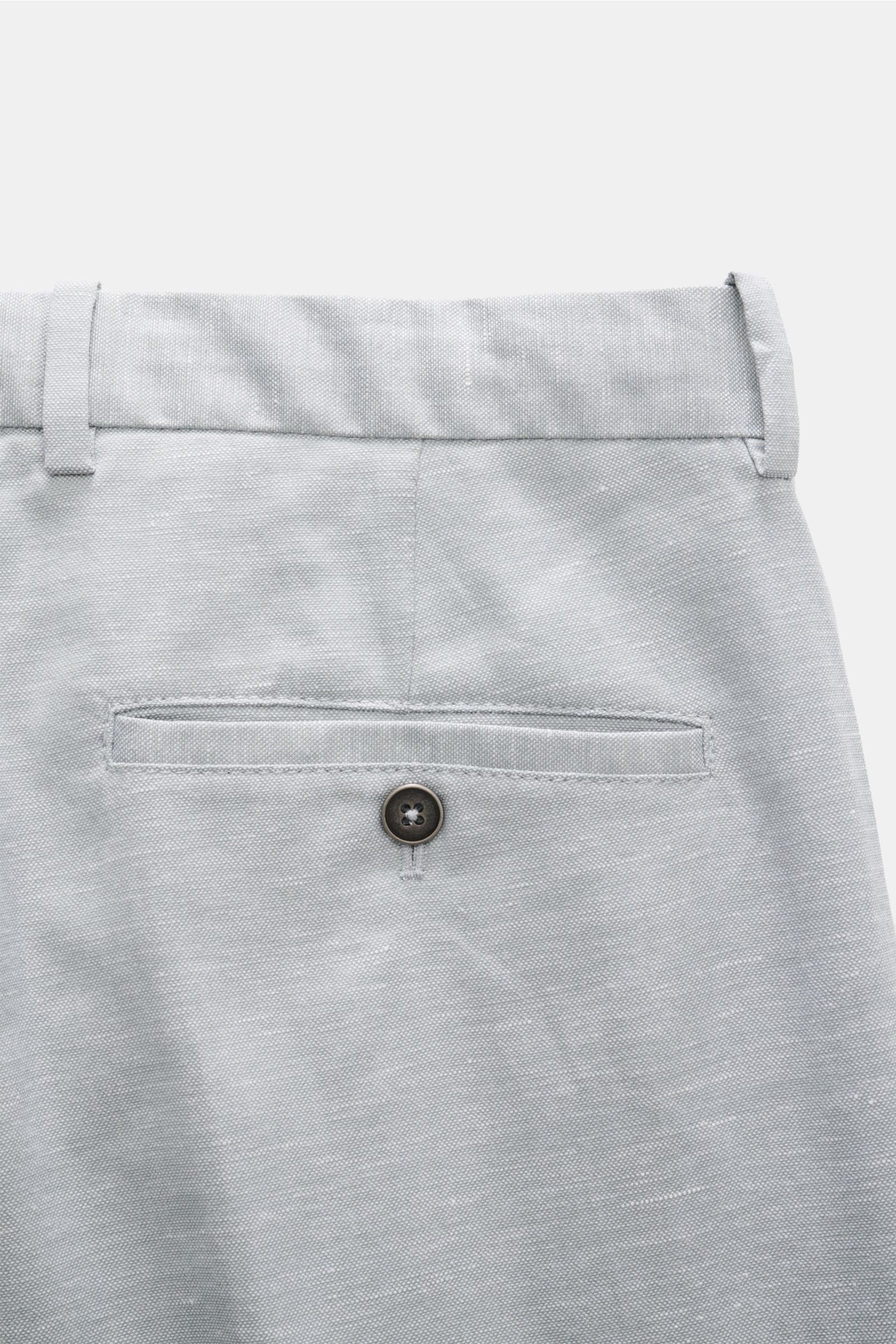 Rückansicht der Circolo 1901 Jogpants 'Flamed Effect' rauchblau aus Baumwolle und Leinen, Regular Fit mit Gesäßtasche und Knopf.