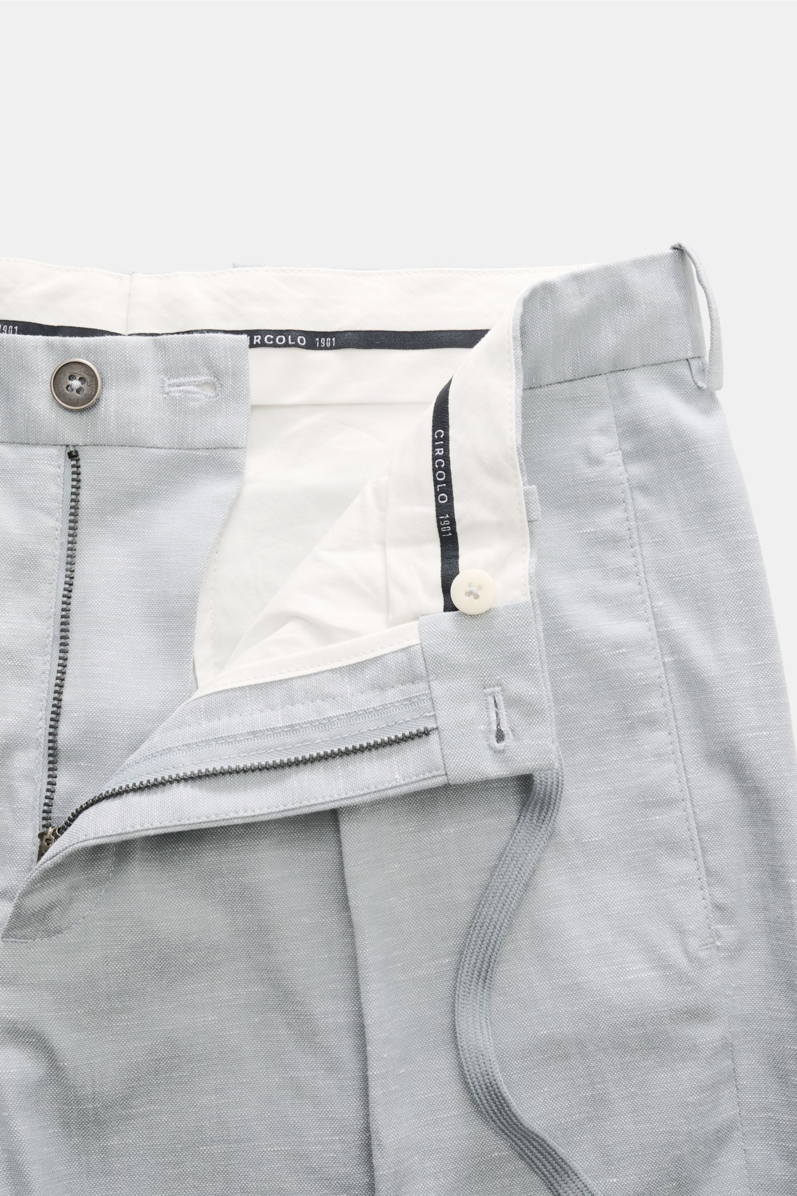 Circolo 1901 Jogpants 'Flamed Effect' rauchblau, Nahaufnahme der geöffneten Bund- und Reißverschlussansicht, Baumwoll-Leinen-Mix, Tunnelzug mit Logo.