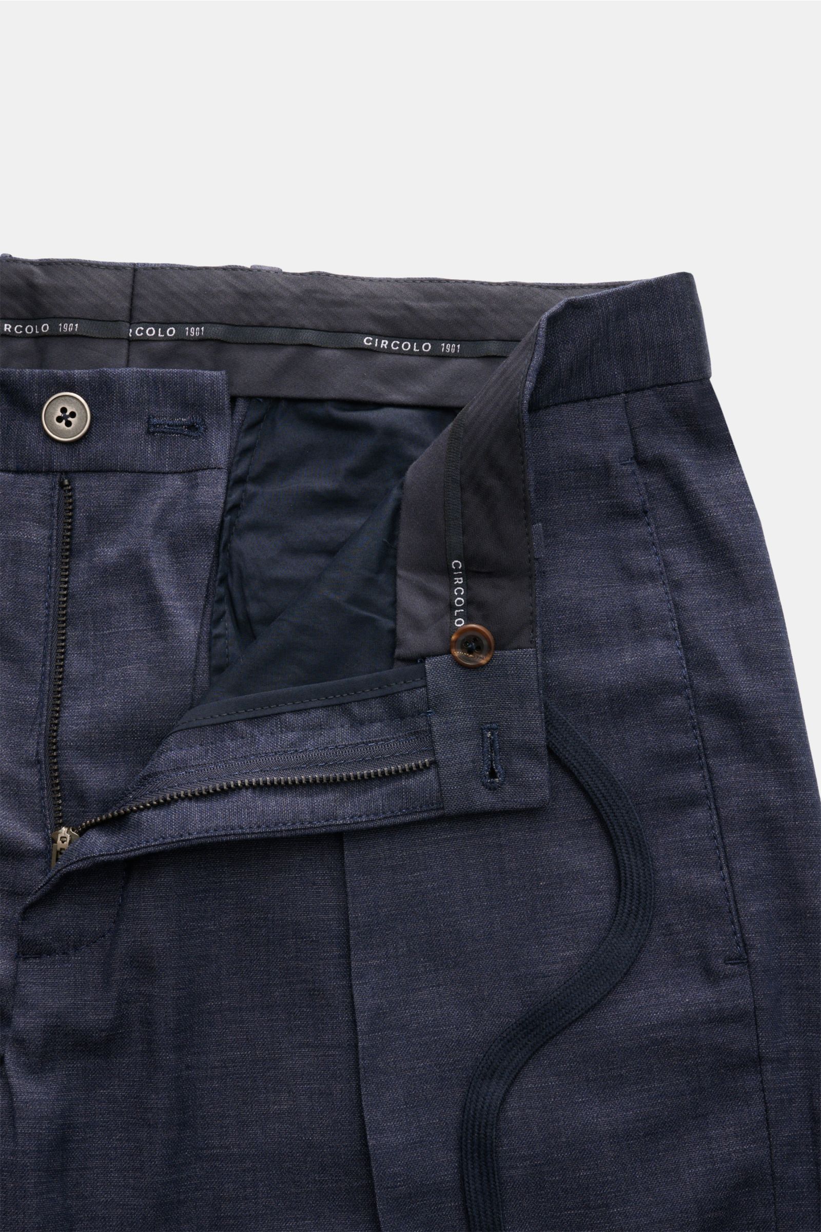 Close-up front view of Circolo 1901 Jogger pants 'Flamed Effect' navy mottled, showing zipper, button, and inner waistband details.

Casual sophistication refined: With their lightweight cotton fabric, these jogger pants by CIRCOLO 1901 are a stylish o