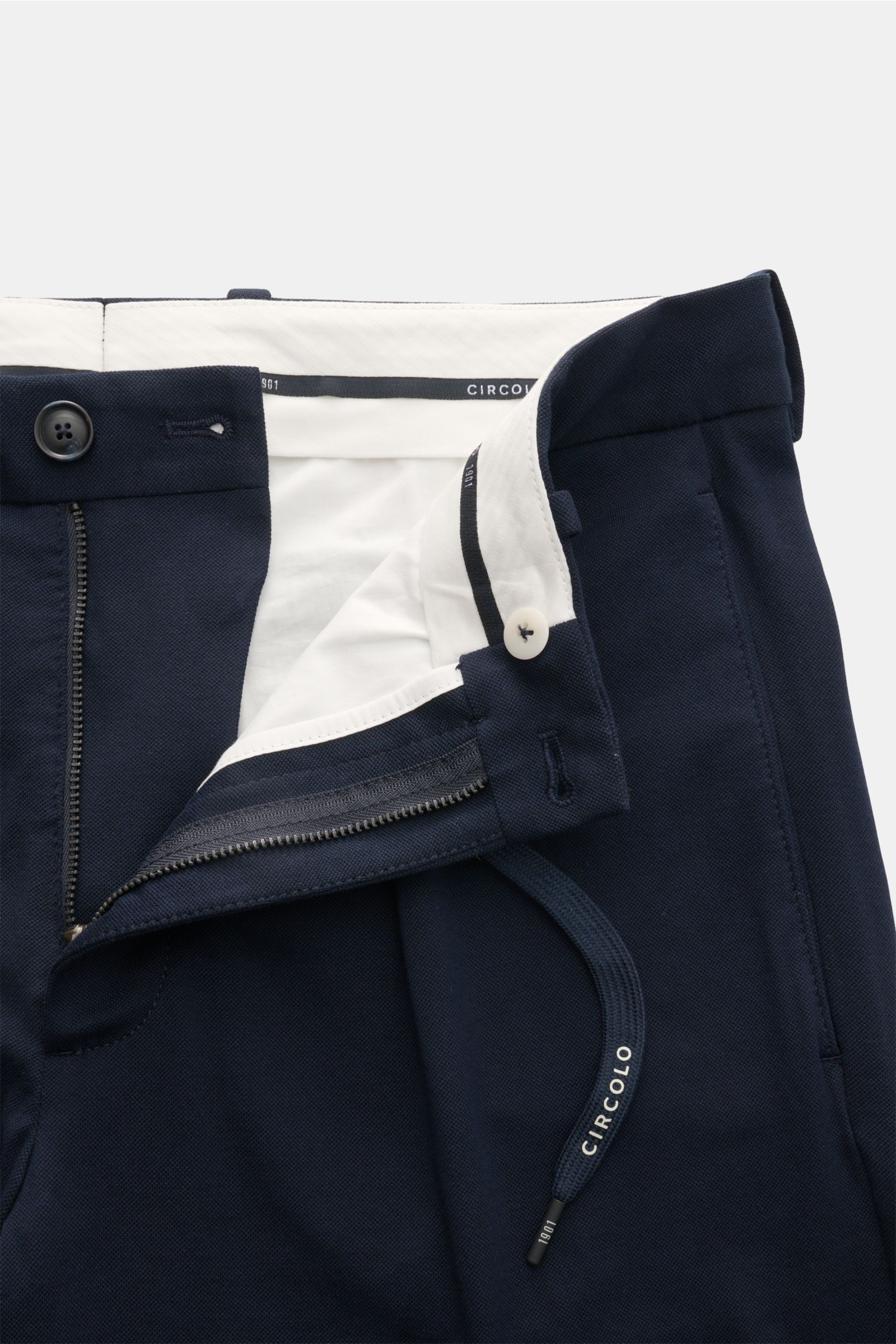 Circolo 1901 Jersey-Jogpants 'Premium Piquet' navy in Nahaufnahme von vorne, Piqué-Jersey, Reißverschluss, Knopf, Tunnelzug mit Logo-Print.
