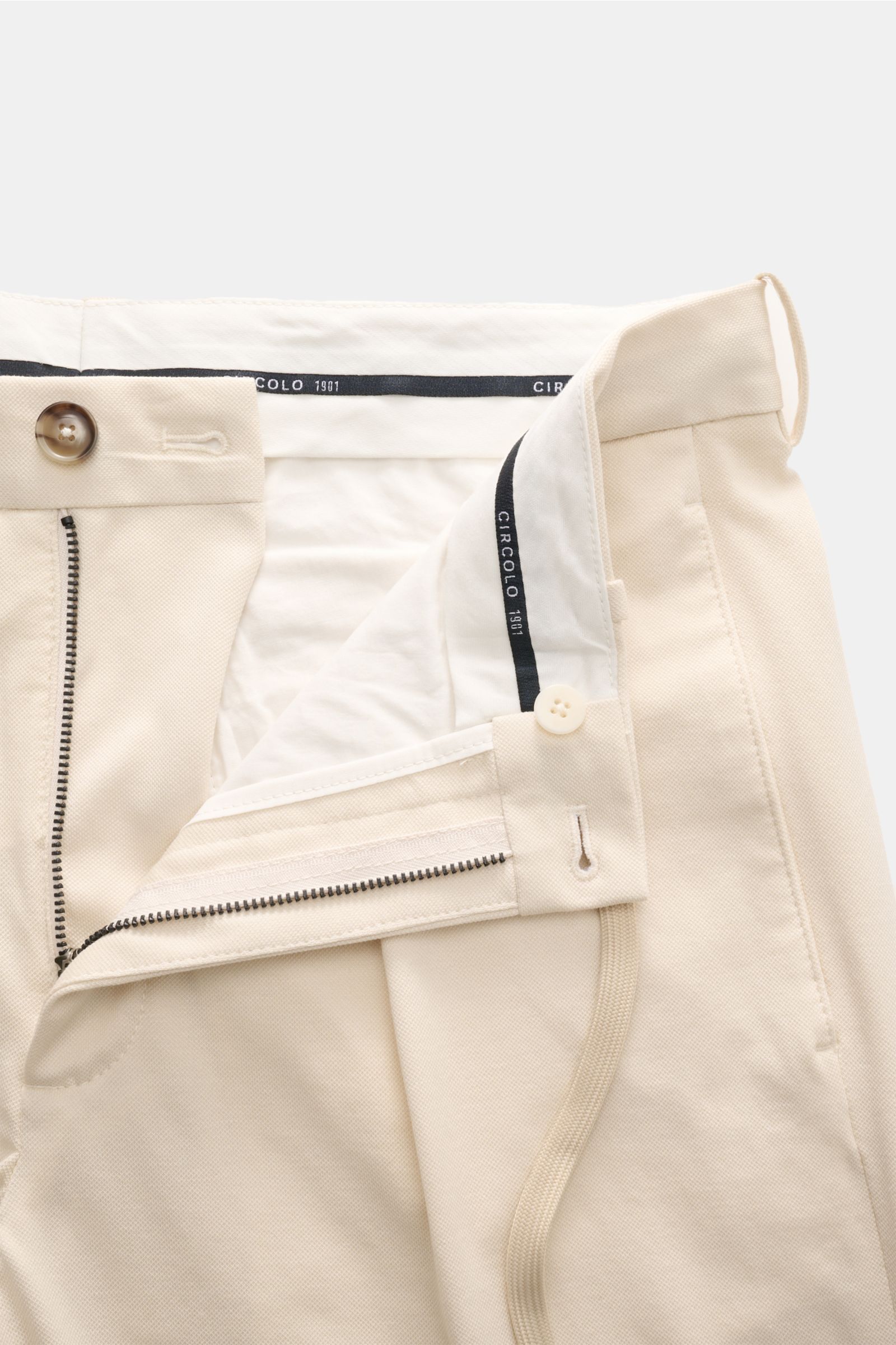 Circolo 1901 Jersey-Jogpants 'Premium Piquet' creme, Nahaufnahme von innen mit Reißverschluss, Bundknopf, Tunnelzug und Logo-Print.