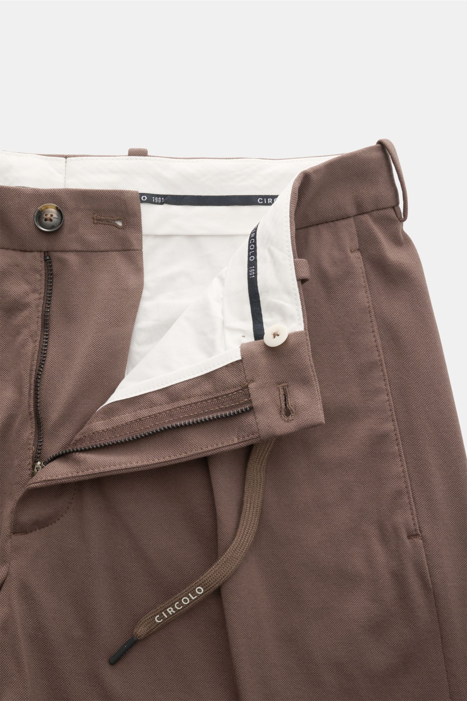 Circolo 1901 Jersey-Jogpants 'Premium Piquet' braun, Nahaufnahme von oben, Reißverschluss offen, Bund mit Tunnelzug und Knopf, Piqué-Jersey Baumwolle.