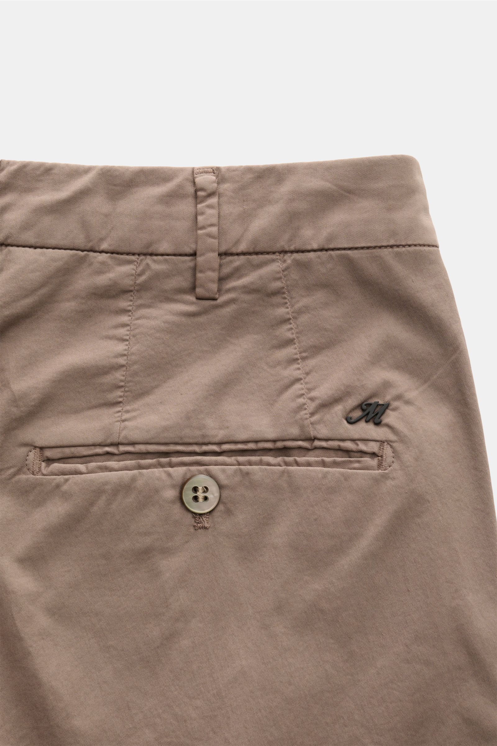 Mason's Chino 'New York Style' taupe in Slim Fit von hinten fotografiert, mit weichem Baumwoll-Twill, Knopf- und paspelierten Taschen, Metallinitial.