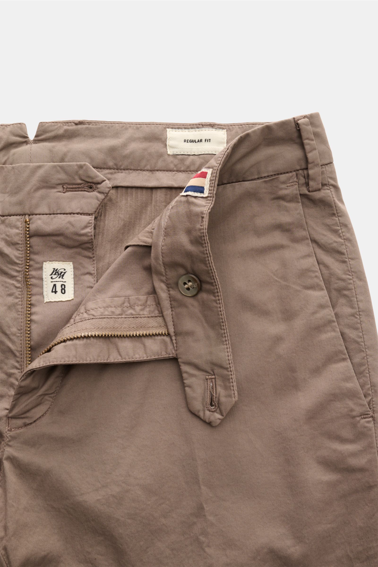 Mason's Chino 'New York Style' taupe, Baumwoll-Twill, Slim Fit, schmal zulaufend, Reißverschluss, Bundknopf, französische Taschen, Detailansicht von vorne.
