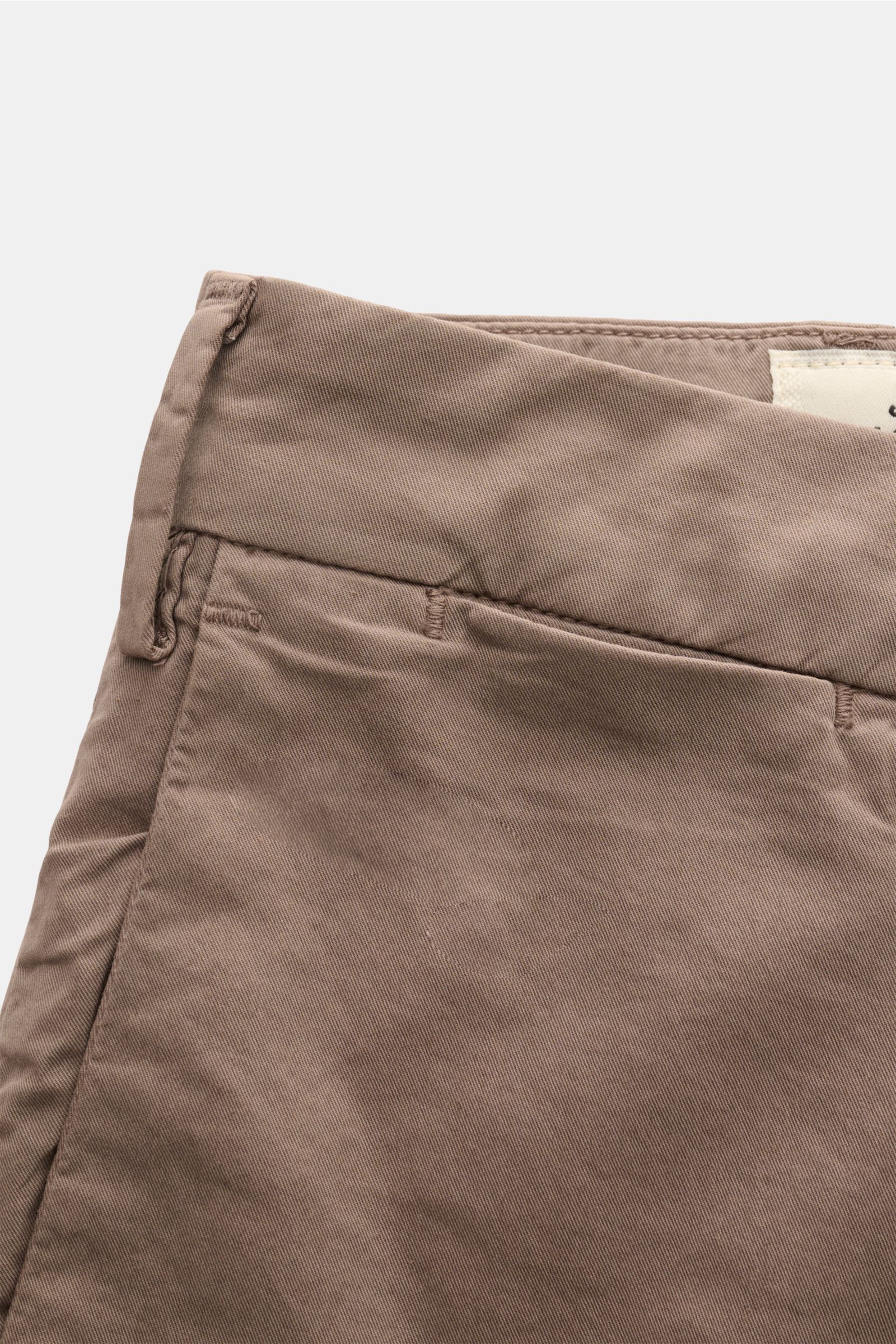 Mason's Chino 'New York Style' taupe aus Baumwoll-Twill mit leichtem Stretch, Slim Fit, französischen Taschen, schmal zulaufend, Detail von Bund und Tasche.