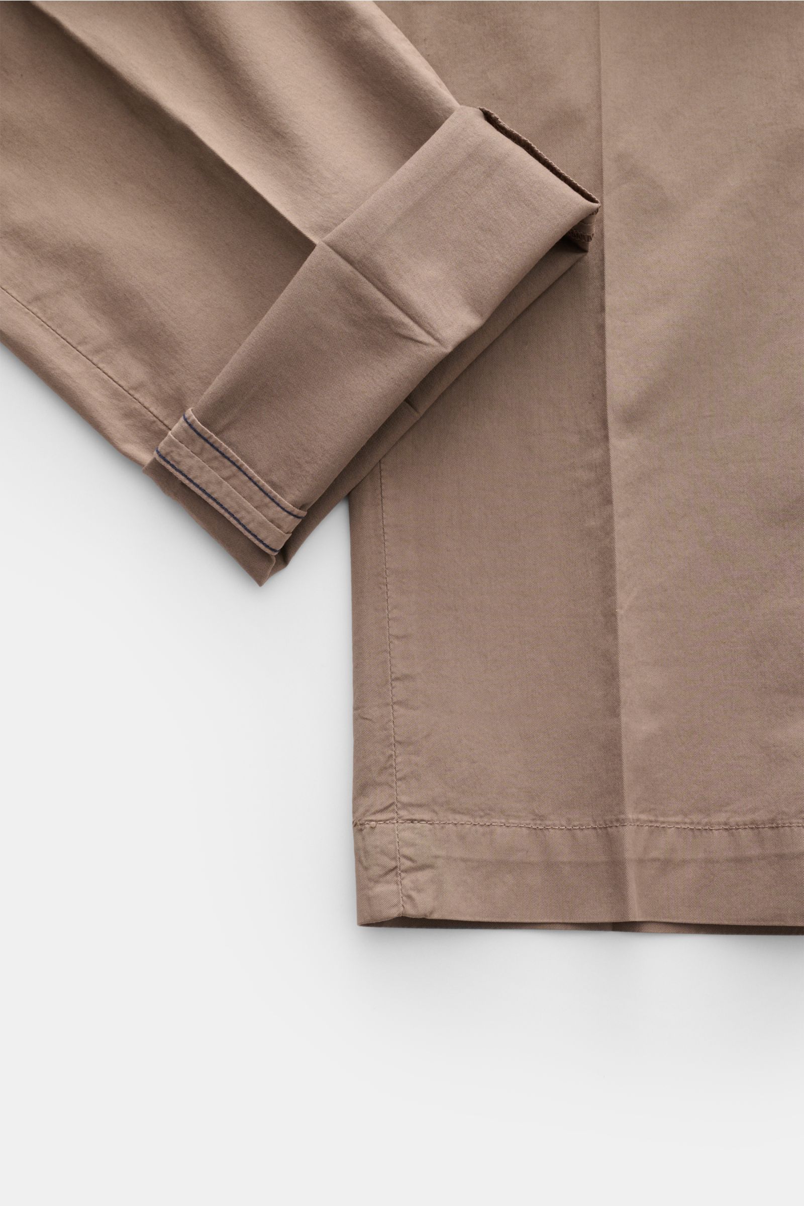Mason's Chino 'New York Style' taupe, Detailaufnahme von Saum und Bein mit weichem Griff, Twill-Baumwolle, Slim Fit, leichter Stretch