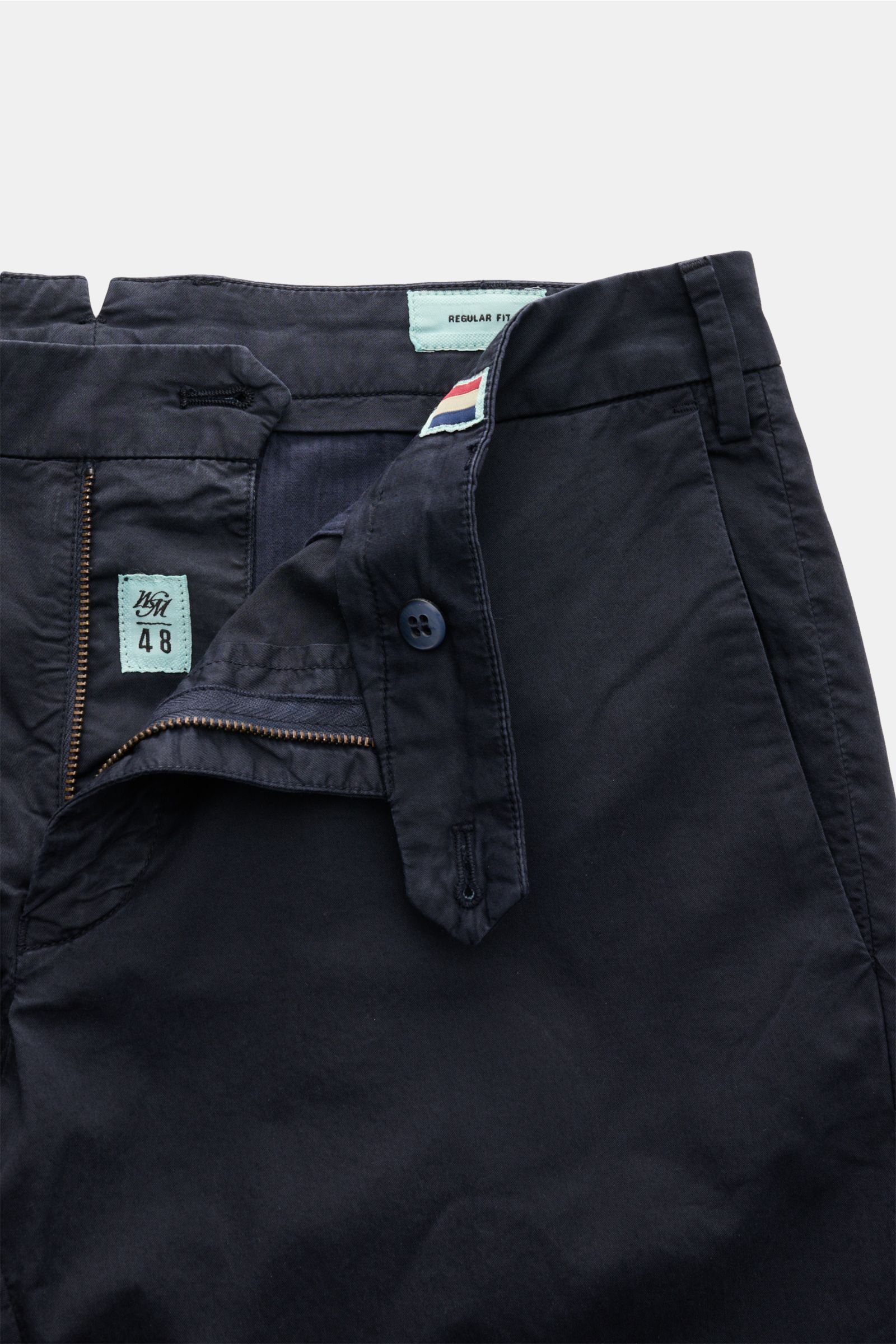 Mason's Chino 'New York Style' navy aus Baumwoll-Twill, Slim Fit, schmal zulaufend, offene Front mit Reißverschluss, Bundknopf, französische Taschen.