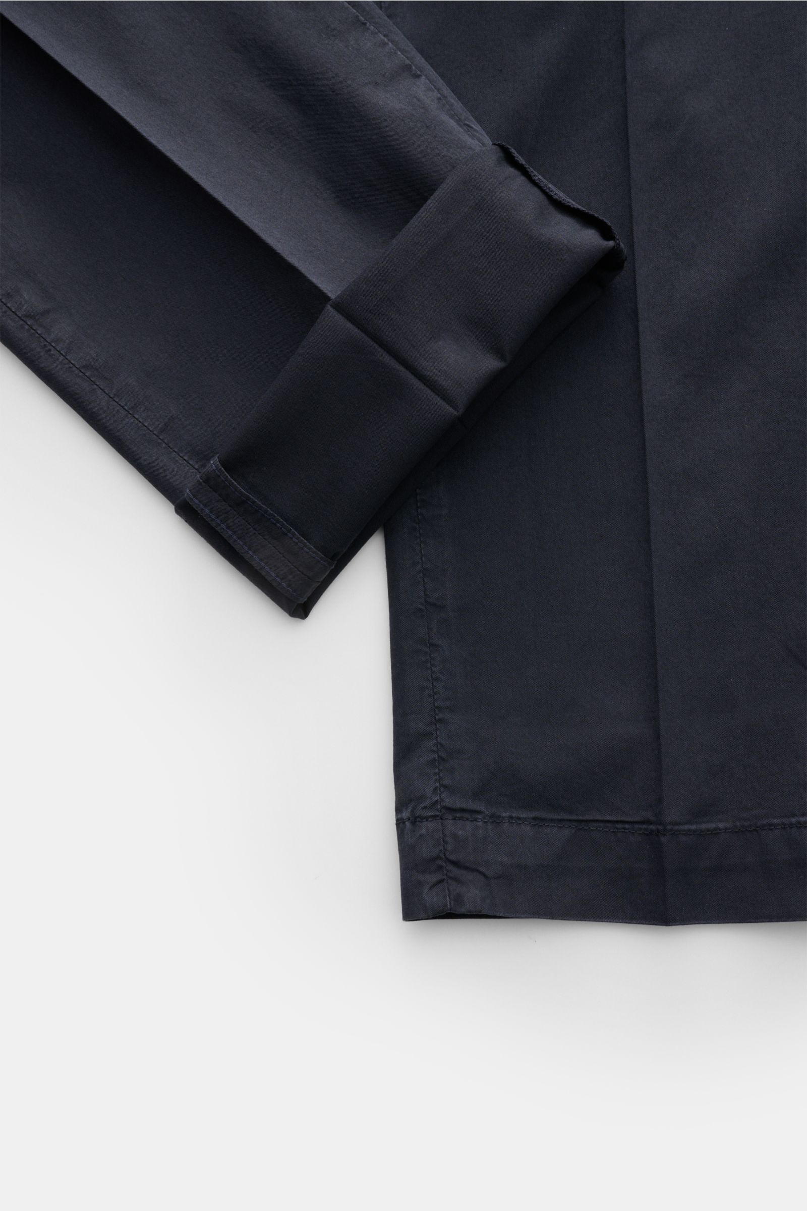 Mason's Chino 'New York Style' navy, Detailaufnahme von unten, Twill Baumwolle, leichter Stretch, schmal zulaufend, Taschen, Reißverschluss, Metallinitial.