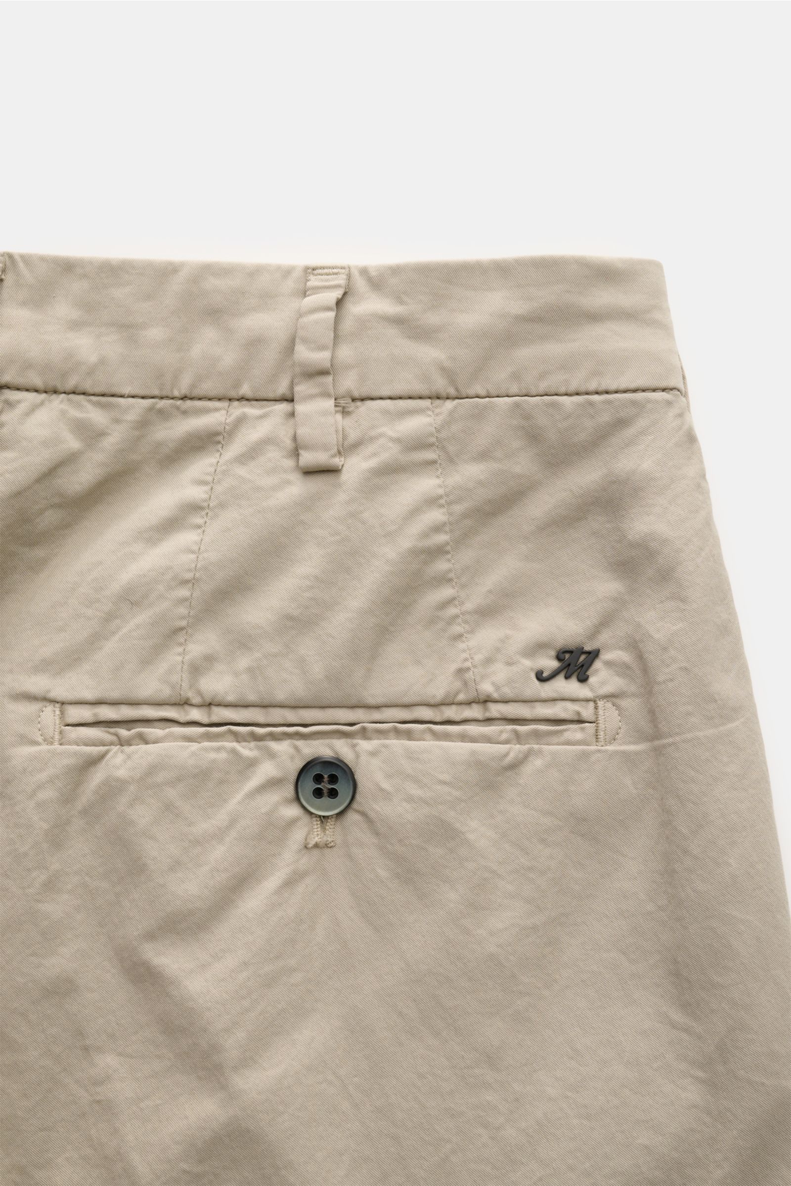 Mason's Chino 'New York Style' sand in Nahaufnahme von hinten, Baumwoll-Twill, Slim Fit, schmal zulaufend, mit Knopf- und Metallinitial-Details.