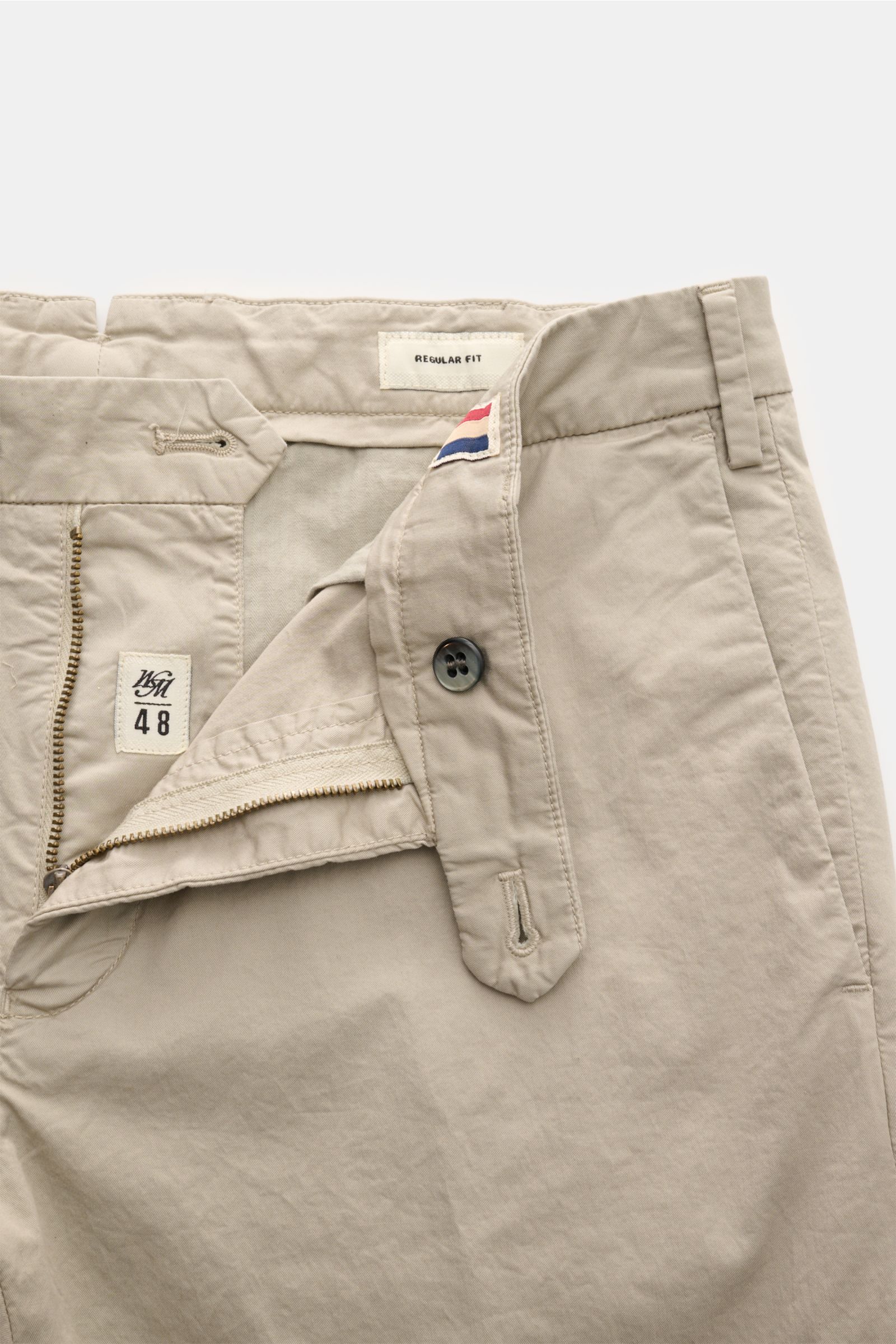 Mason's Chino 'New York Style' sand, von oben fotografiert, Baumwoll-Twill mit leichtem Stretch, Reißverschluss, Bundknopf, französische Taschen.