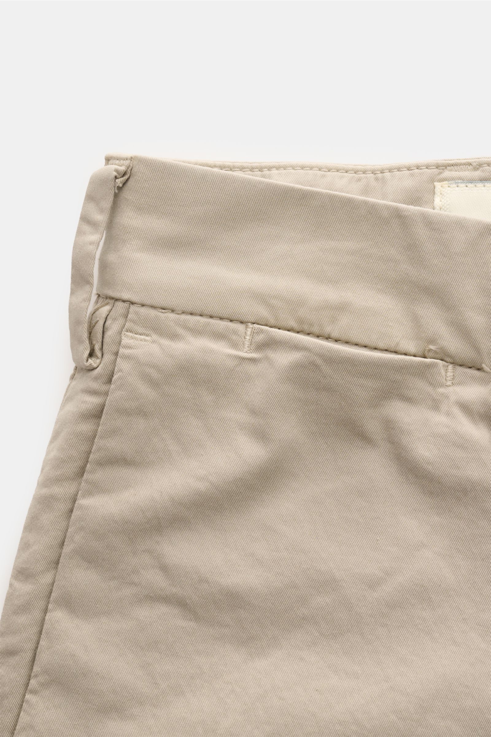 Nahaufnahme der Mason's Chino 'New York Style' sand aus Baumwoll-Twill mit leichtem Stretch, schmal zulaufend, französischen Taschen.