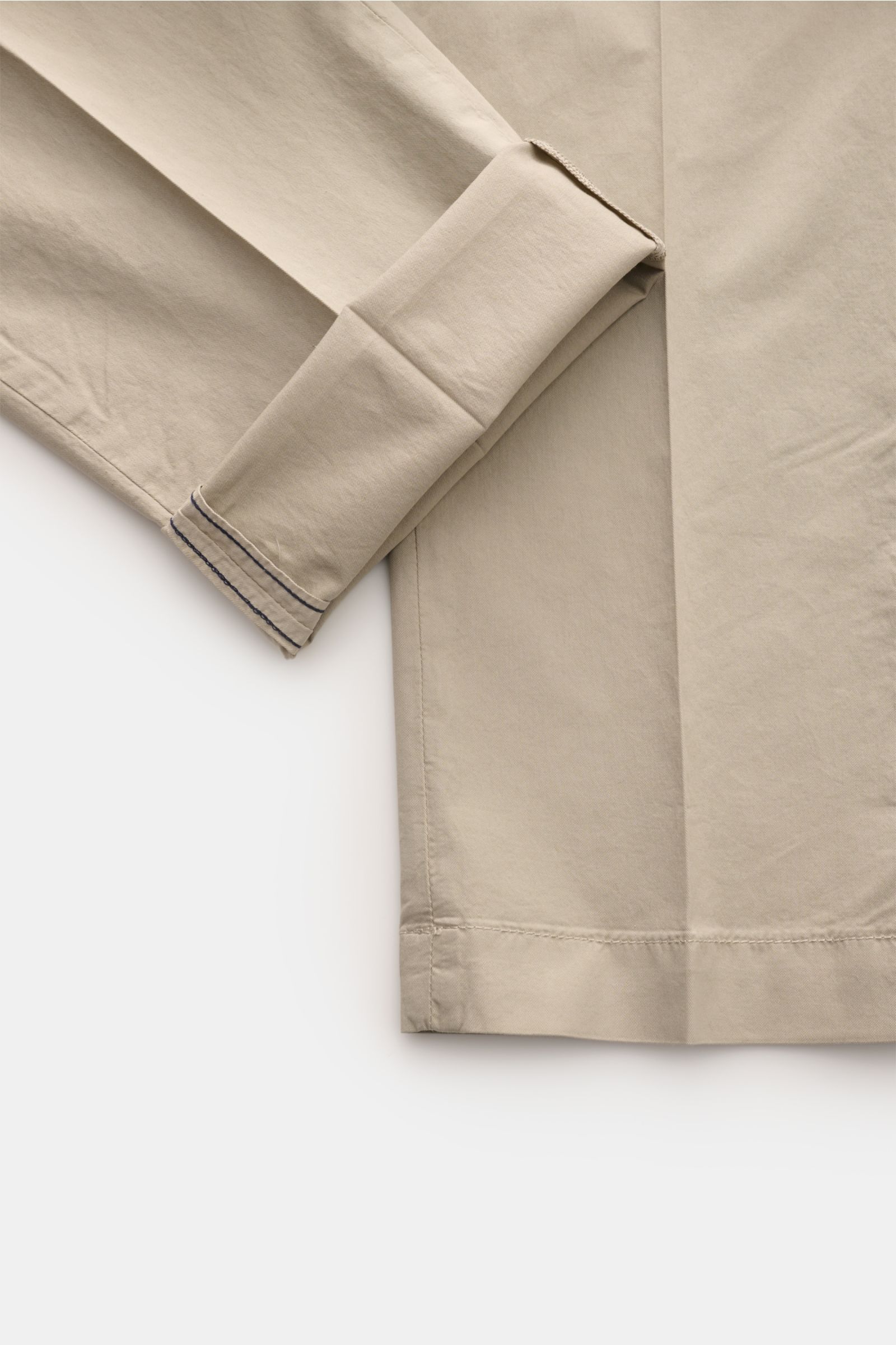Mason's Chino 'New York Style' sand, Detailaufnahme von Bein und Saum, Baumwoll-Twill mit leichtem Stretch, Slim Fit, weicher Griff.