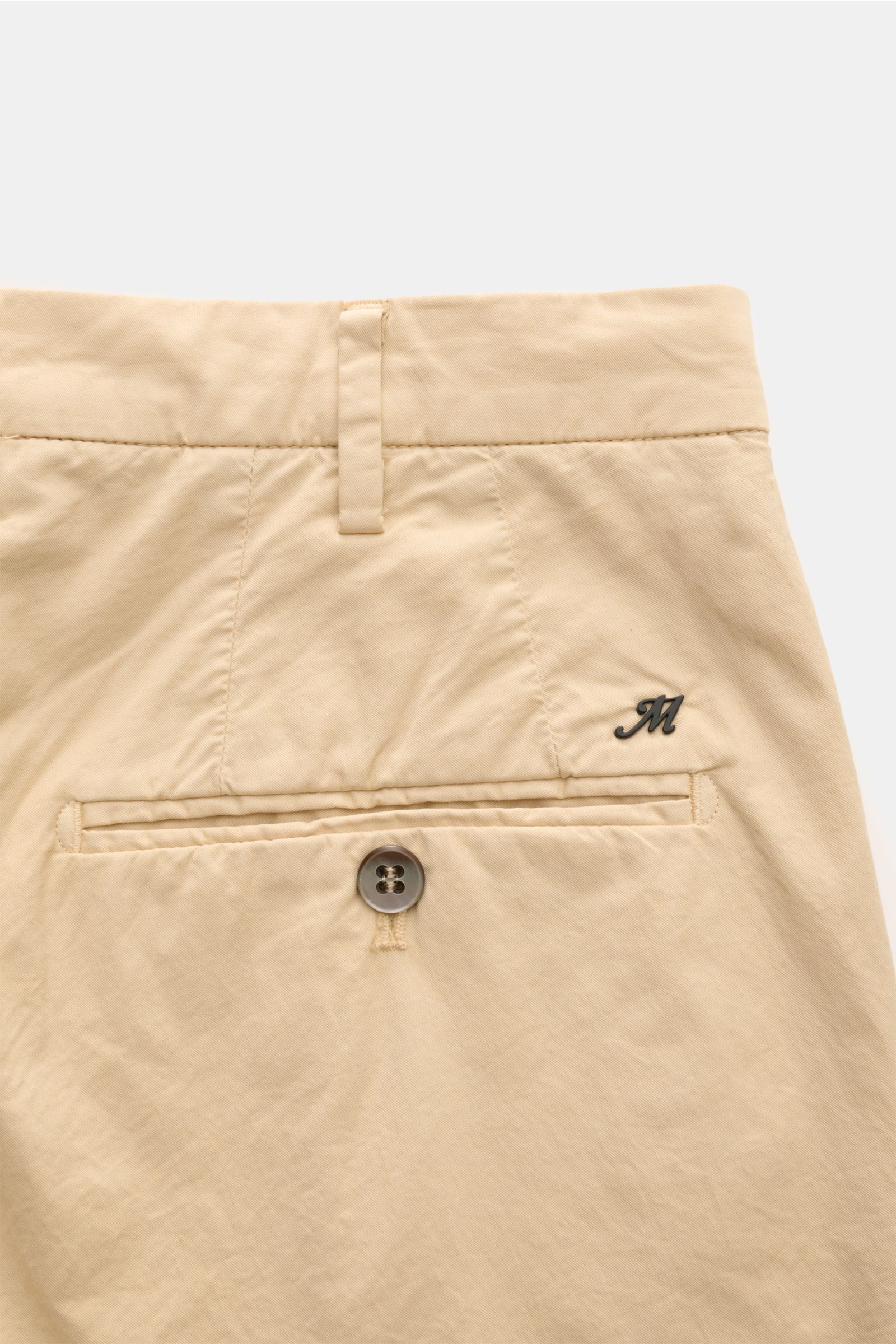 Mason's Chino 'New York Style' beige, Rückansicht nah, weicher Twill mit Reißverschluss, Bundknöpfen, Uhrentasche, Metallinitial M.
