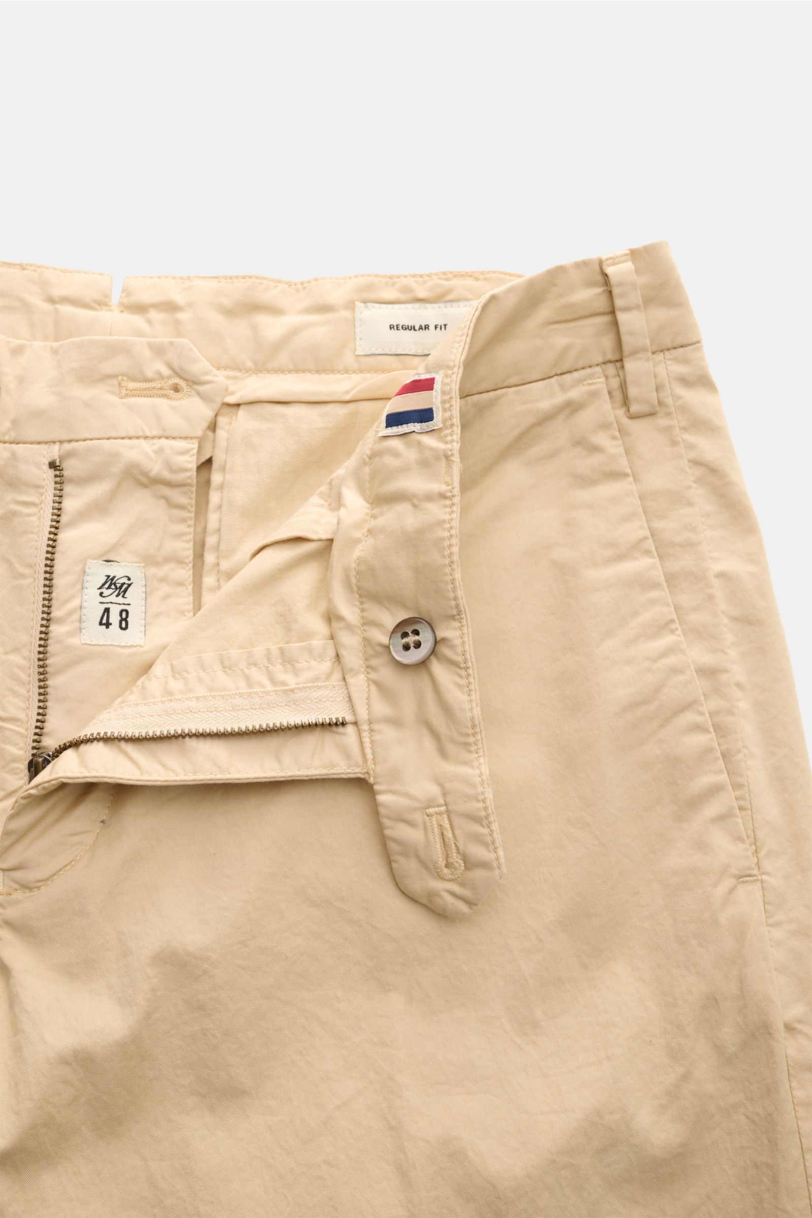 Mason's Chino 'New York Style' beige, Slim Fit, Twill Baumwolle mit Reißverschluss, Bundknopf, französischen Taschen, leichter Stretch, aus naher Perspektive.