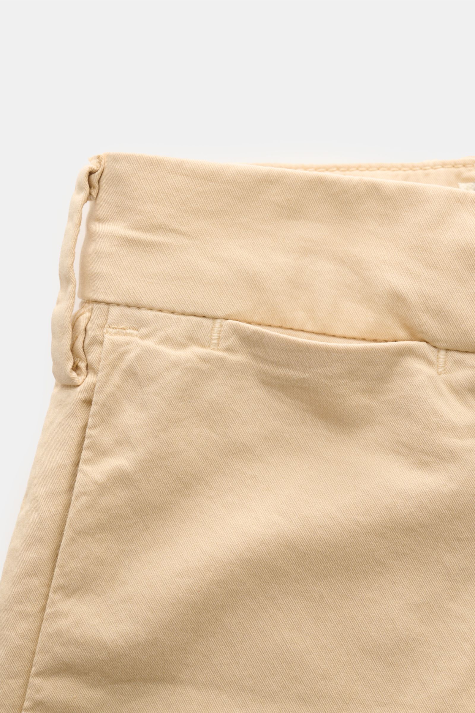 Nahaufnahme der oberen Seite der Mason's Chino 'New York Style' beige aus Baumwoll-Twill mit leichtem Stretch, Reißverschluss und Bundknopf.
