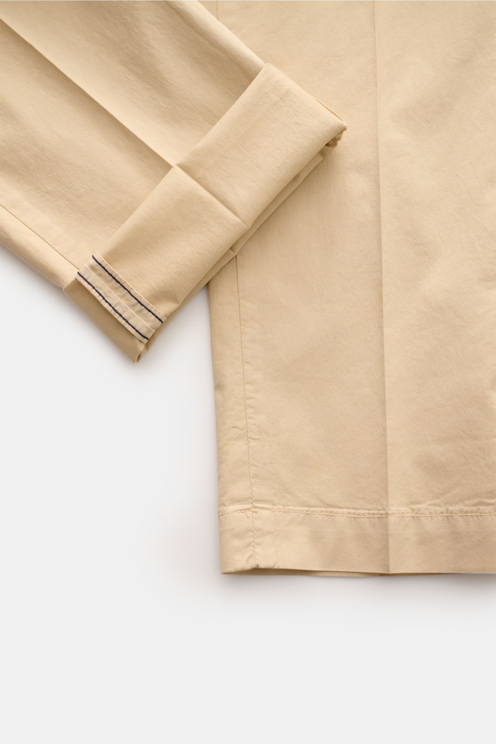 Mason's Chino 'New York Style' beige, Slim Fit, schmal zulaufend, aus Baumwolle mit leichtem Stretch, Detailansicht von unten und Seitennaht.
