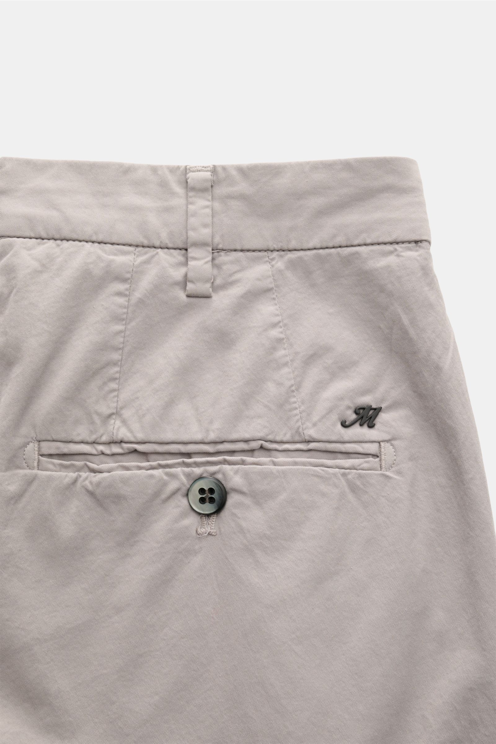 Close-up rear view of Mason's Chinos 'New York Style' light grey cotton twill with slim fit, tapered cut, buttoned jetted back pocket, and signature metal initial.

Comfort and style: The cotton chinos 'New York Style' by MASON'S not only bring style t