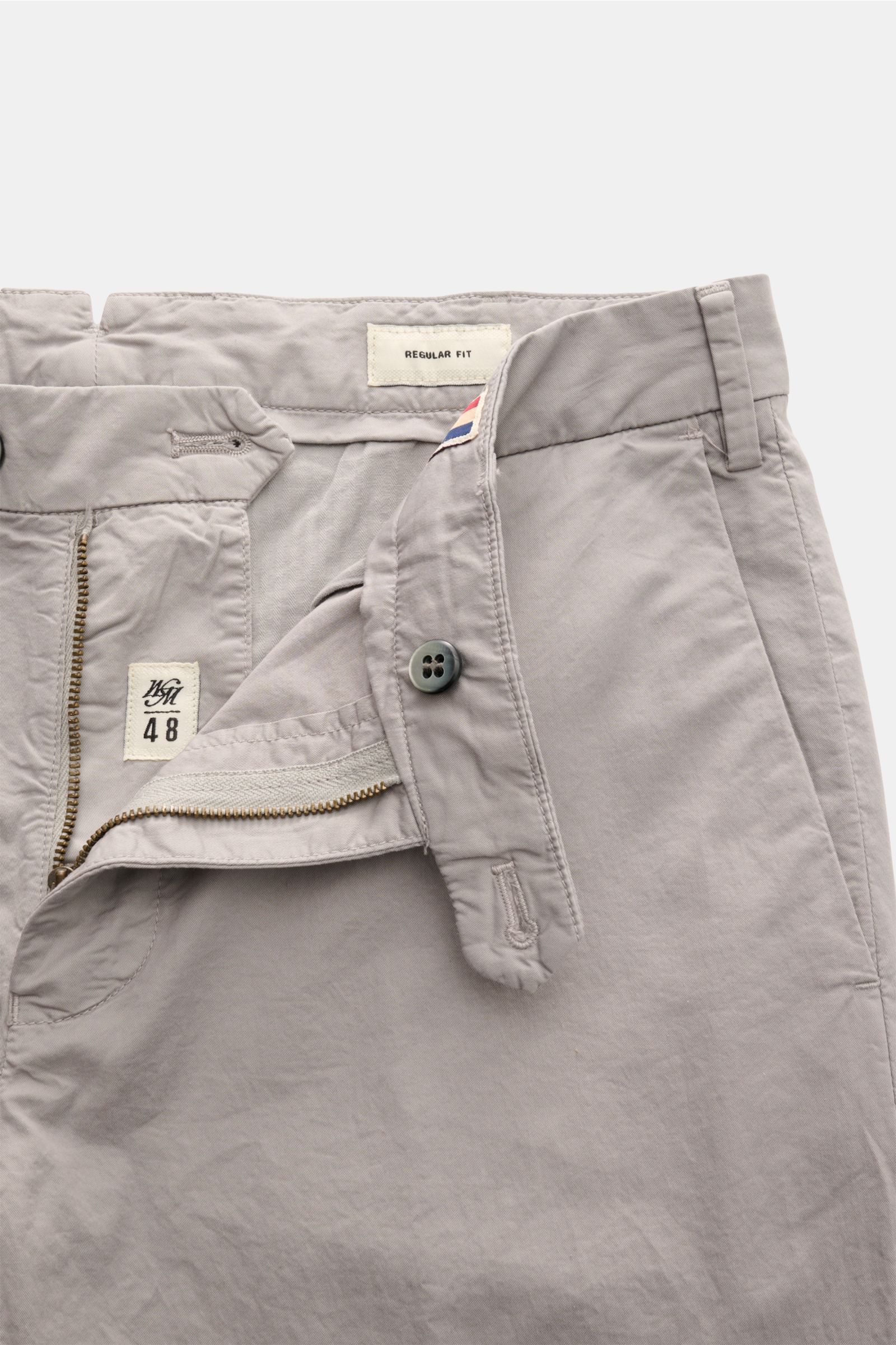 Close-up front view of Mason's Chinos 'New York Style' light grey cotton chinos with open zip, button, and belt loops.

Comfort and style: The cotton chinos 'New York Style' by MASON'S not only bring style to your wardrobe. They are also the perfect ba