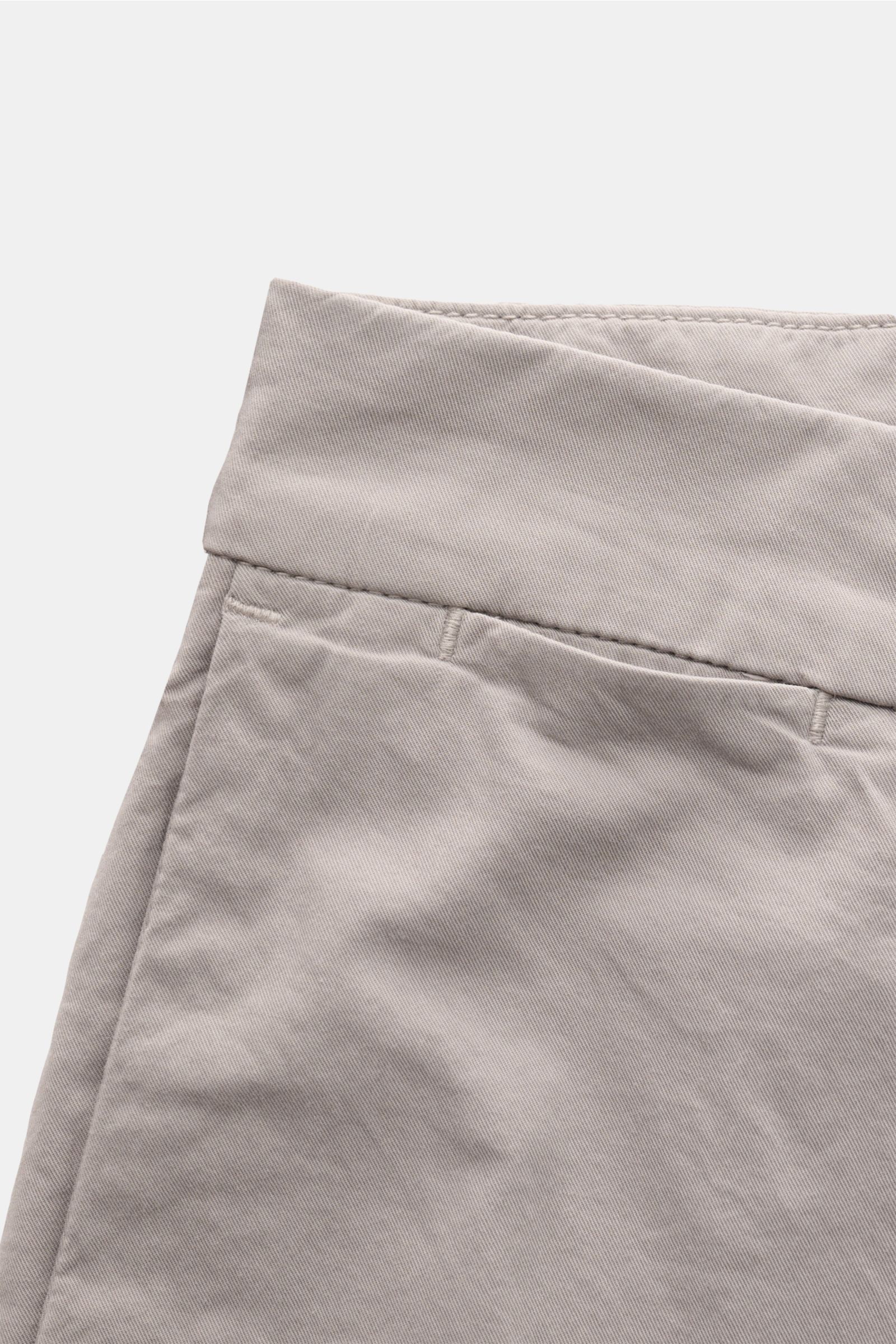 Mason's Chino 'New York Style' hellgrau, schmal zulaufend, aus Baumwoll-Twill mit leichtem Stretch, weicher Griff, Frontansicht Bund und Taschen.