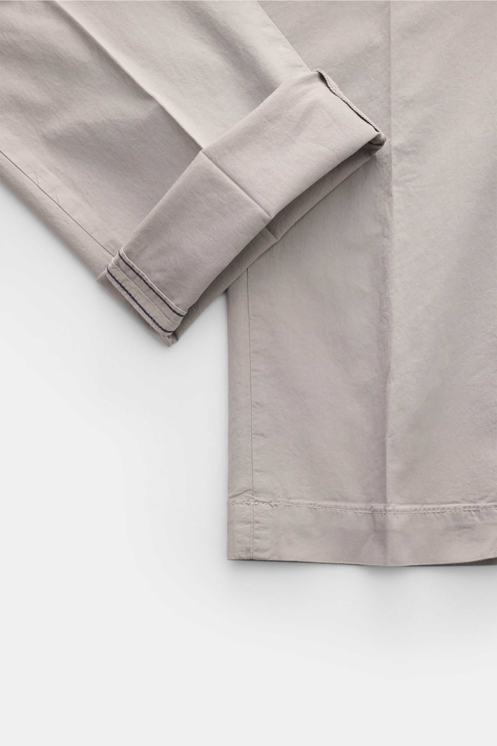 Close-up front view of Mason's Chinos 'New York Style' light grey showing soft cotton twill fabric and folded hem detailing.

Comfort and style: The cotton chinos 'New York Style' by MASON'S not only bring style to your wardrobe. They are also the perf