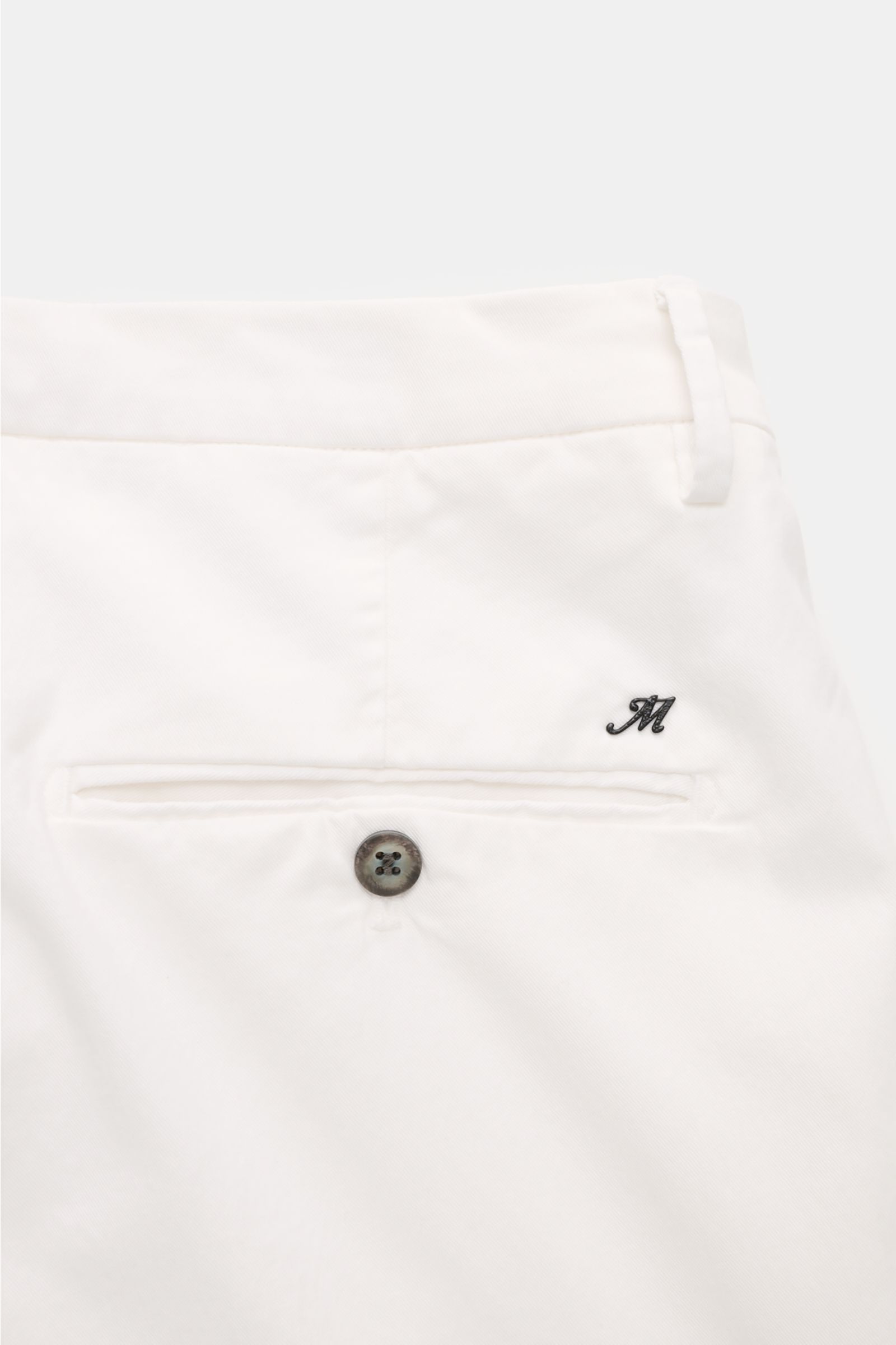 Mason's Chino 'Torino Style' offwhite, enge Passform, niedriger Bund, weicher Baumwoll-Lyocell-Twill, Rückseite mit Knopf-Gesäßtasche, Detailansicht.