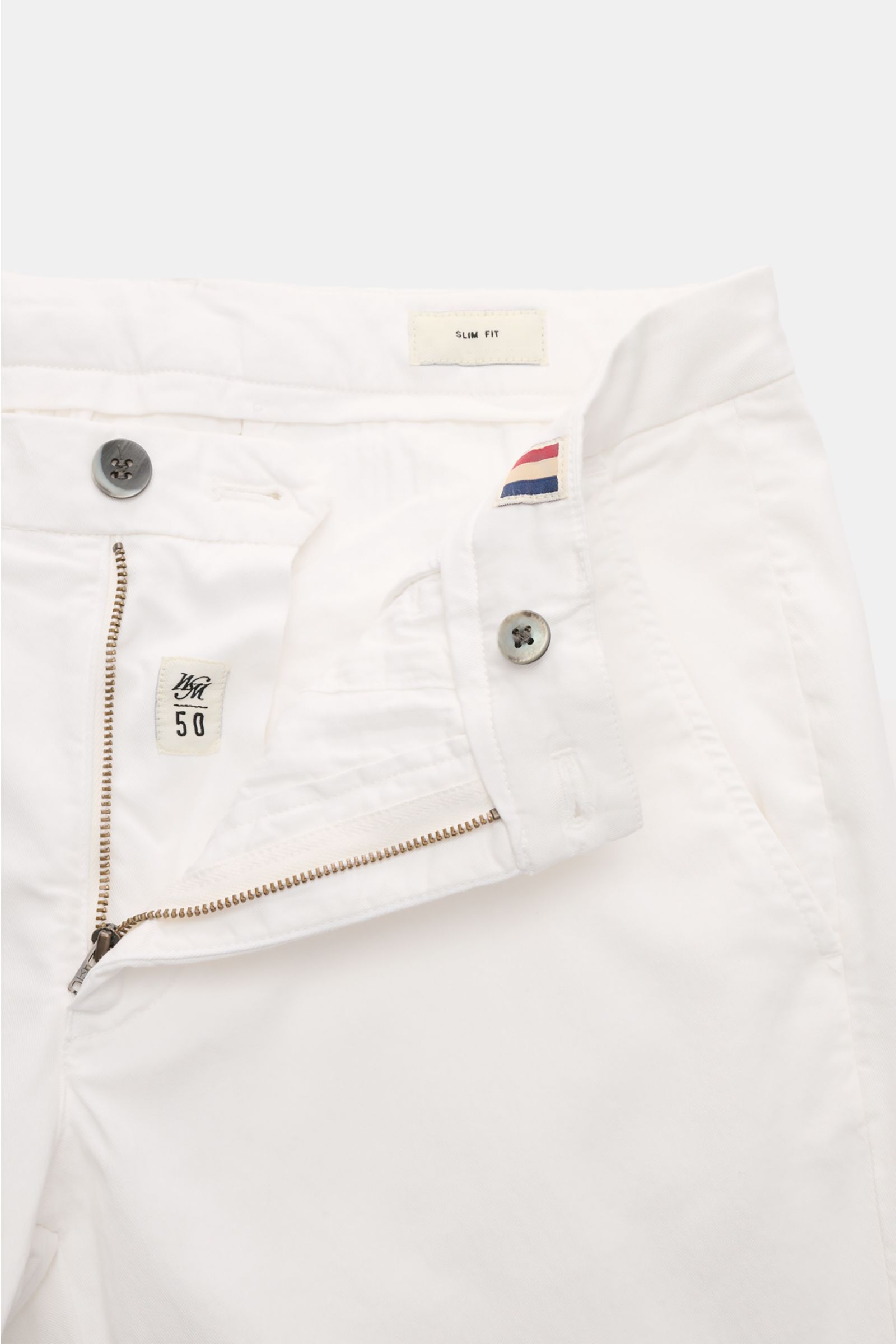Mason's Chino 'Torino Style' offwhite, Slim Fit mit niedriger Bundhöhe, Zip Fly, Bundknopf, französischen Taschen, schmal zulaufend, Baumwoll-Lyocell-Mix, frontale Nahaufnahme.