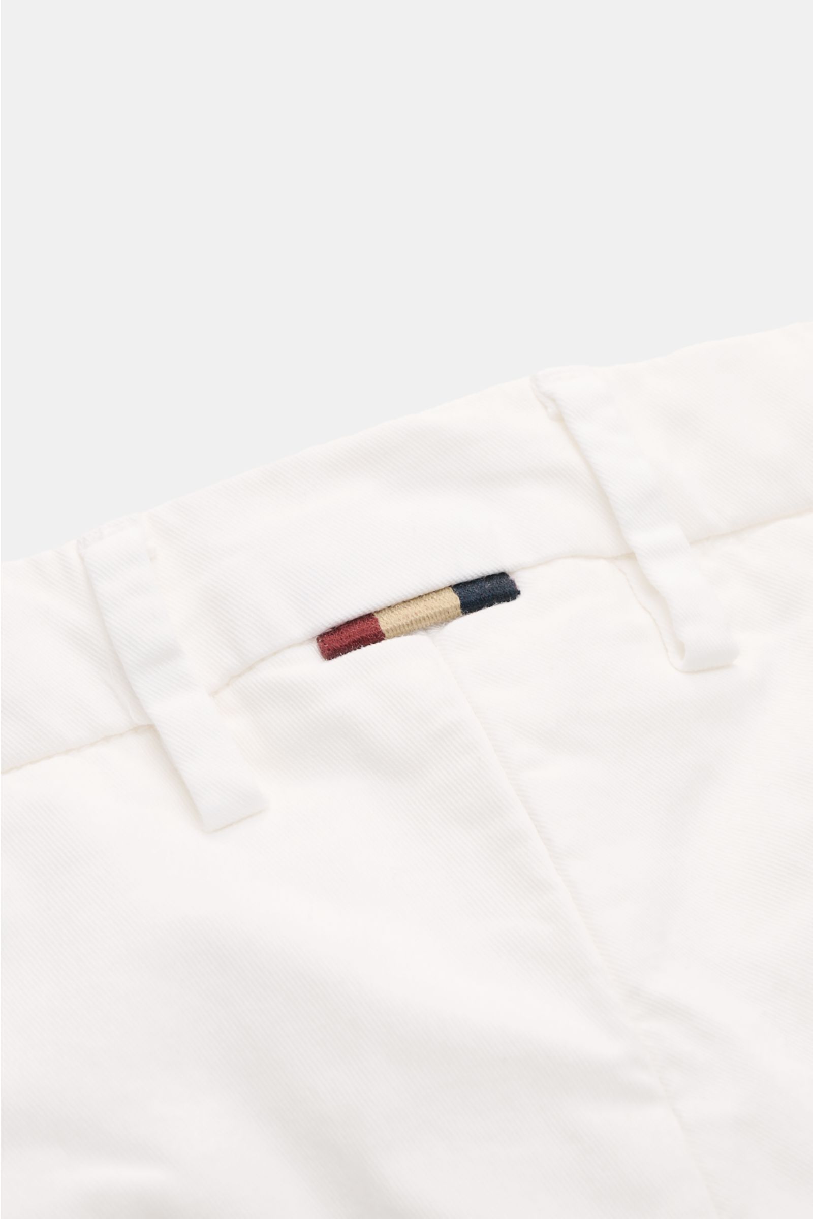 Close-up front view of Mason's Chinos 'Torino Style' off-white with belt loops and tri-color detail, classic slim fit, low waist, and soft, slightly elastic twill fabric.

Looking for a pair of classic chinos? Then look no further than the model 'Torin