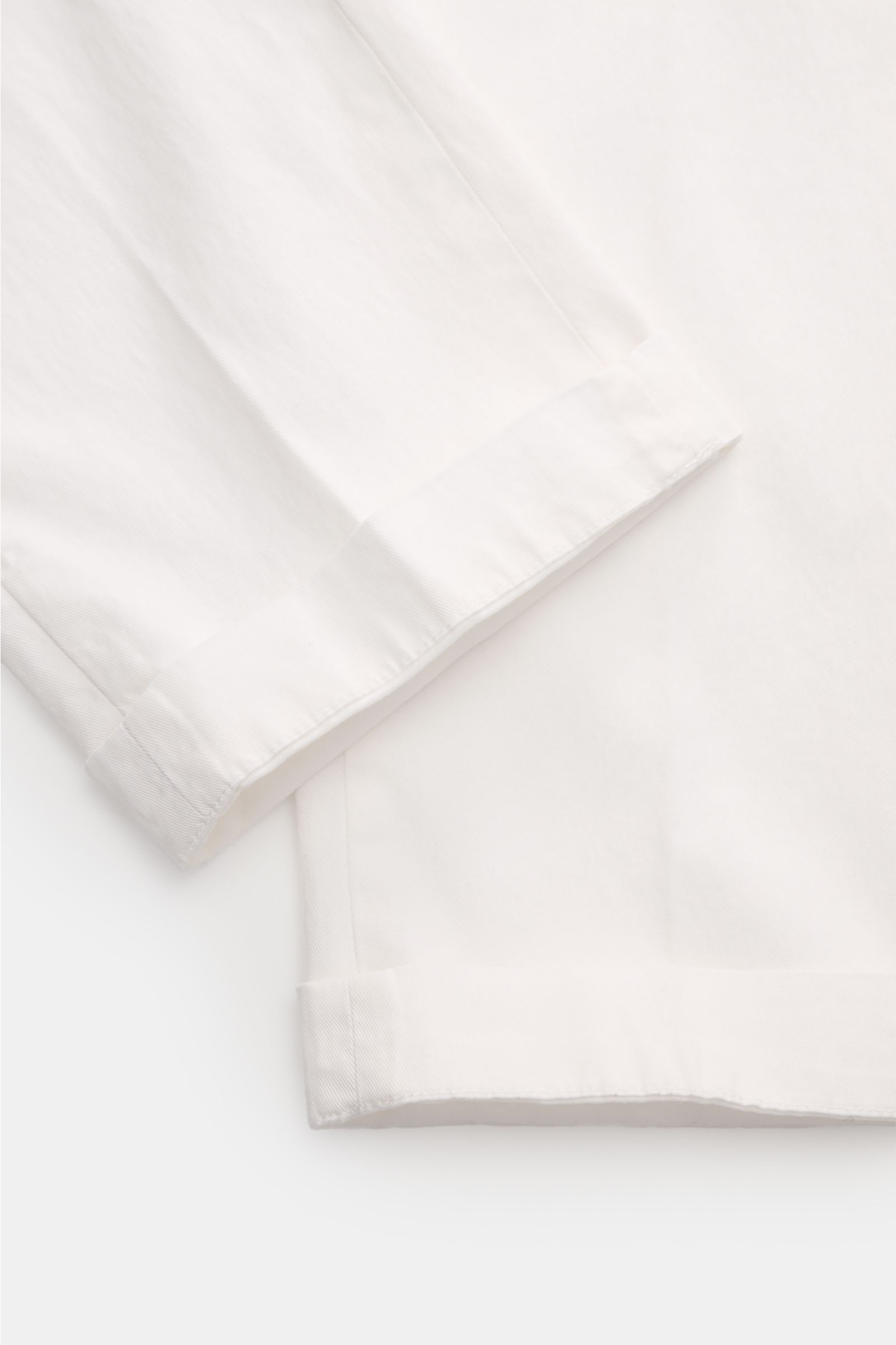 Close-up side view of Mason's Chinos 'Torino Style' off-white showing soft, slightly elastic twill cotton-lyocell fabric with clean hem.

Looking for a pair of classic chinos? Then look no further than the model 'Torino Style' by MASON'S, because their