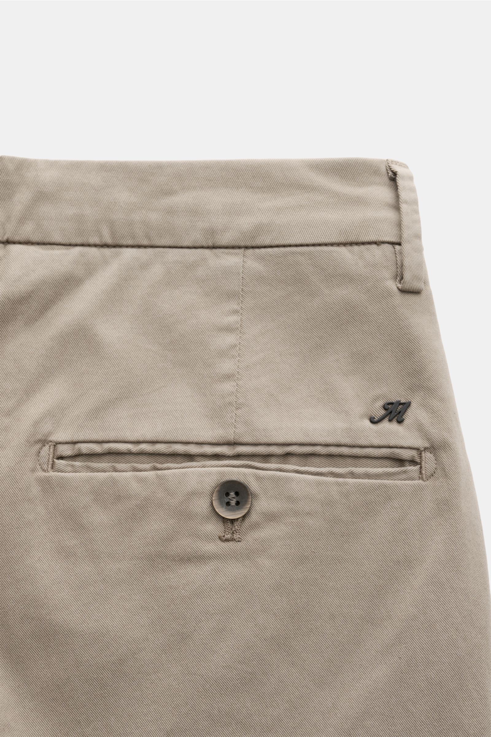 Mason's Chino 'Torino Style' taupe, Detailaufnahme der paspelierten Gesäßtasche mit Knopf, Twill aus Baumwolle und Lyocell, Slim Fit