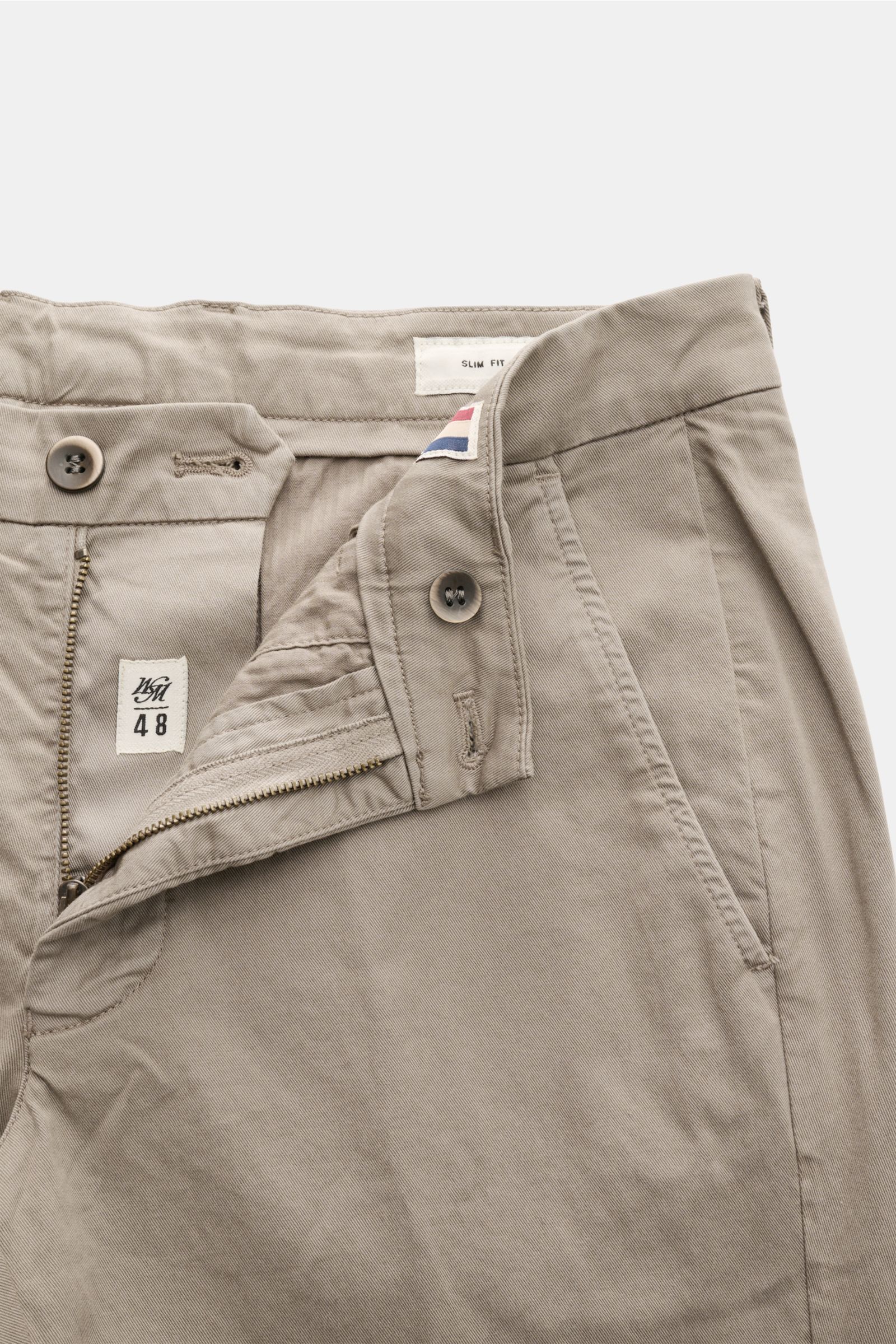 Mason's Chino 'Torino Style' taupe, Slim Fit, niedrige Bundhöhe, Baumwolle-Lyocell-Stoff mit Stretch, geöffneter Zip Fly, französische Taschen, Detailansicht von oben.